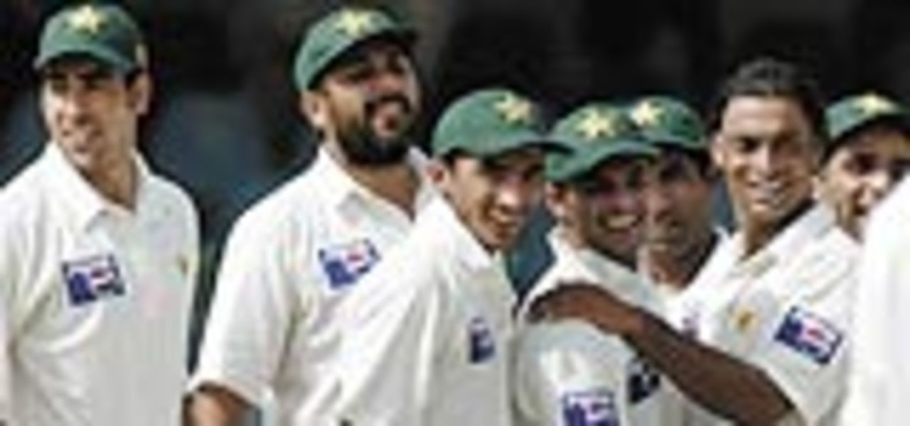 Pakistani cricketers celebrate the dismissal of Rahul Dravid, Pakistan v India, 2nd Test, Lahore, 3rd day, April 7, 2004