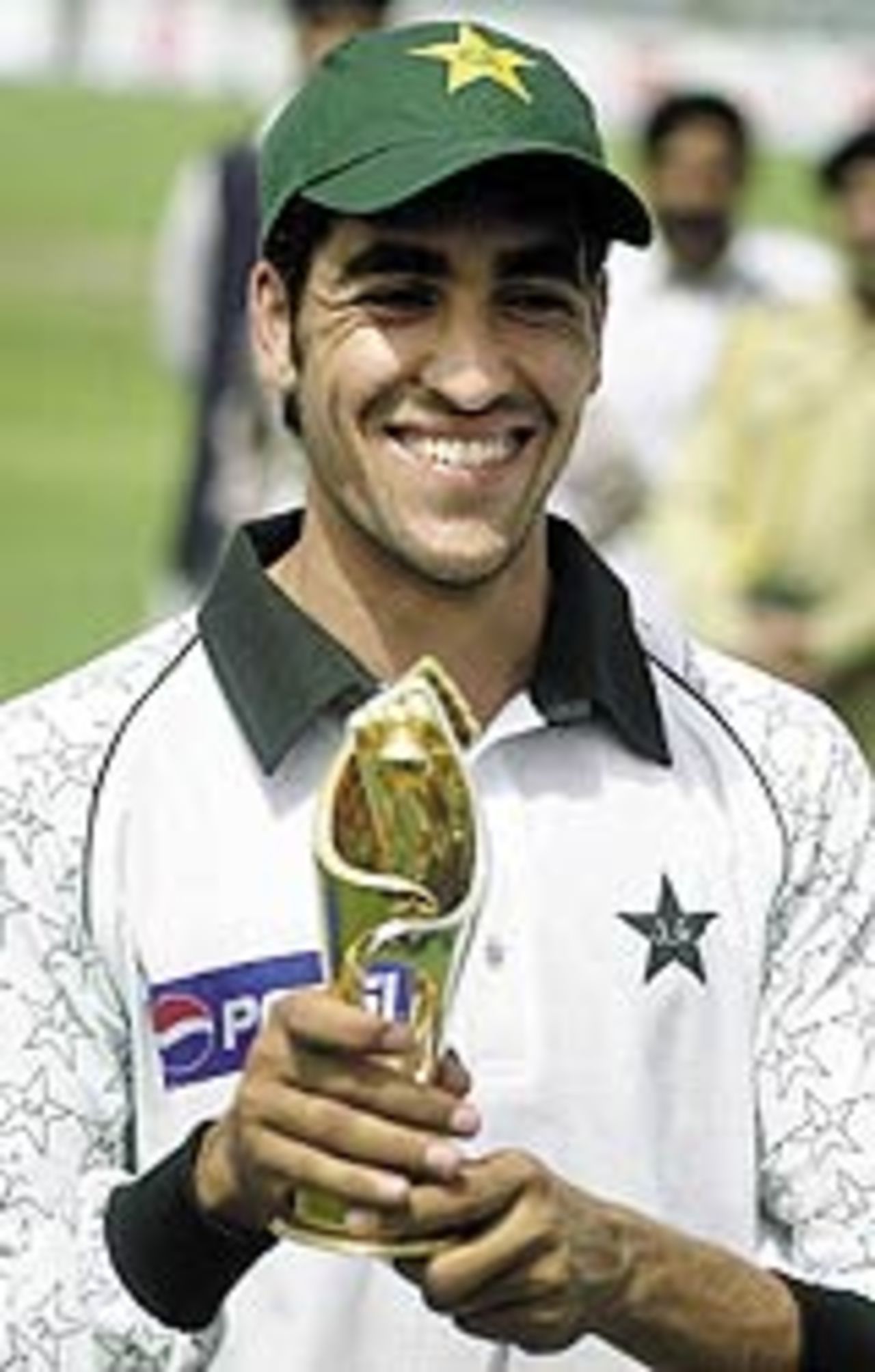 Umar Gul with the Man-of-the-Match award, Pakistan v India, 2nd Test, Lahore, 4th day, April 8, 2004
