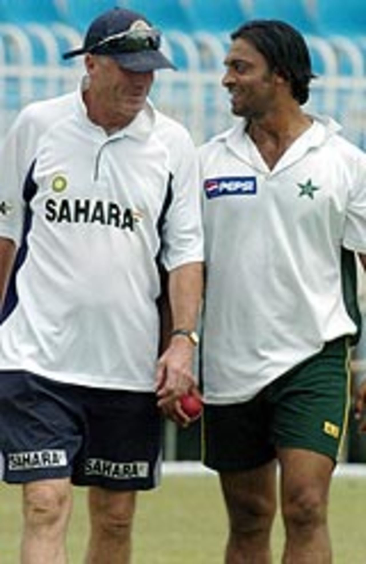 John Wright and Shoaib Akhtar discuss strategy before the decider at Rawalpindi, Rawalpindi, April 12, 2004