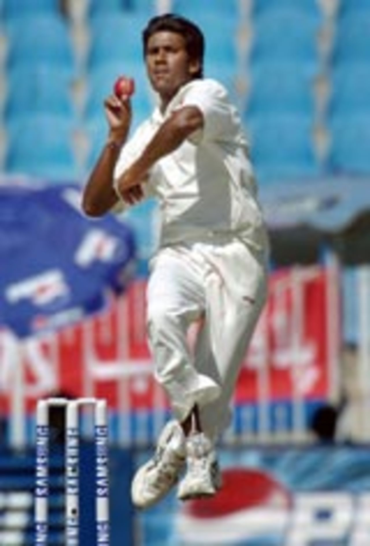 Lakshmipathy Balaji in action, Pakistan v India, 3rd Test, Rawalpindi, 1st day, April 12, 2004