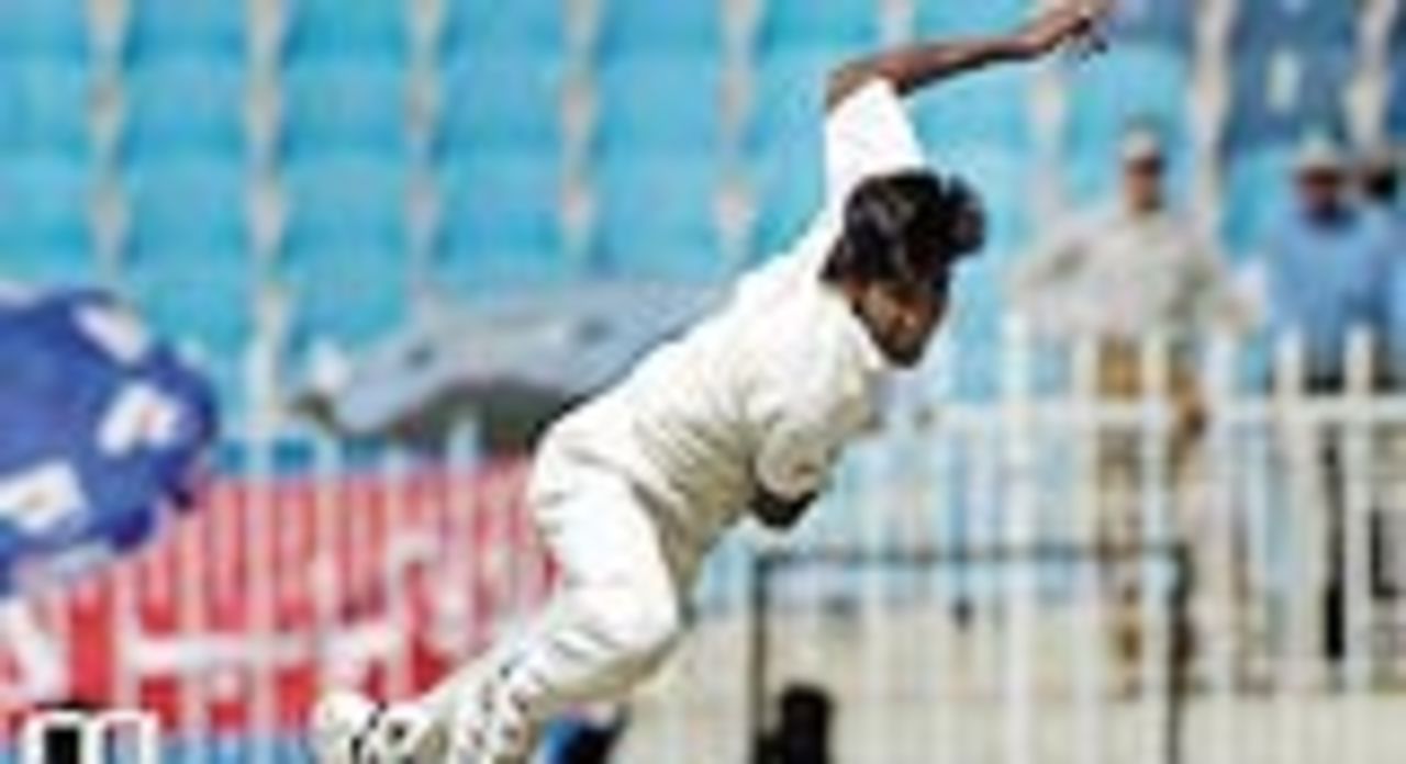 Lakshmipathy Balaji in action, Pakistan v India, 3rd Test, Rawalpindi, 1st day, April 13, 2004