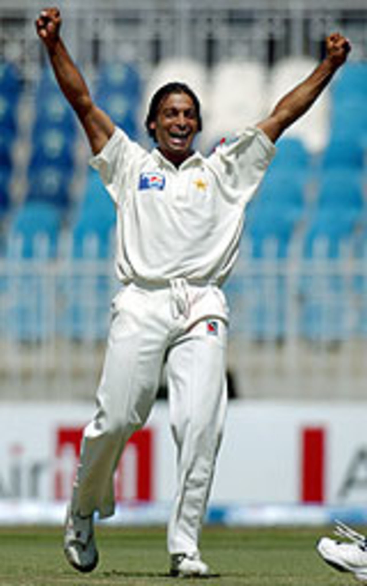 Shoaib Akhtar with arms aloft after dismissing Sachin Tendulkar, Pakistan v India, 3rd Test, Rawalpindi, 2nd day, April 14, 2004