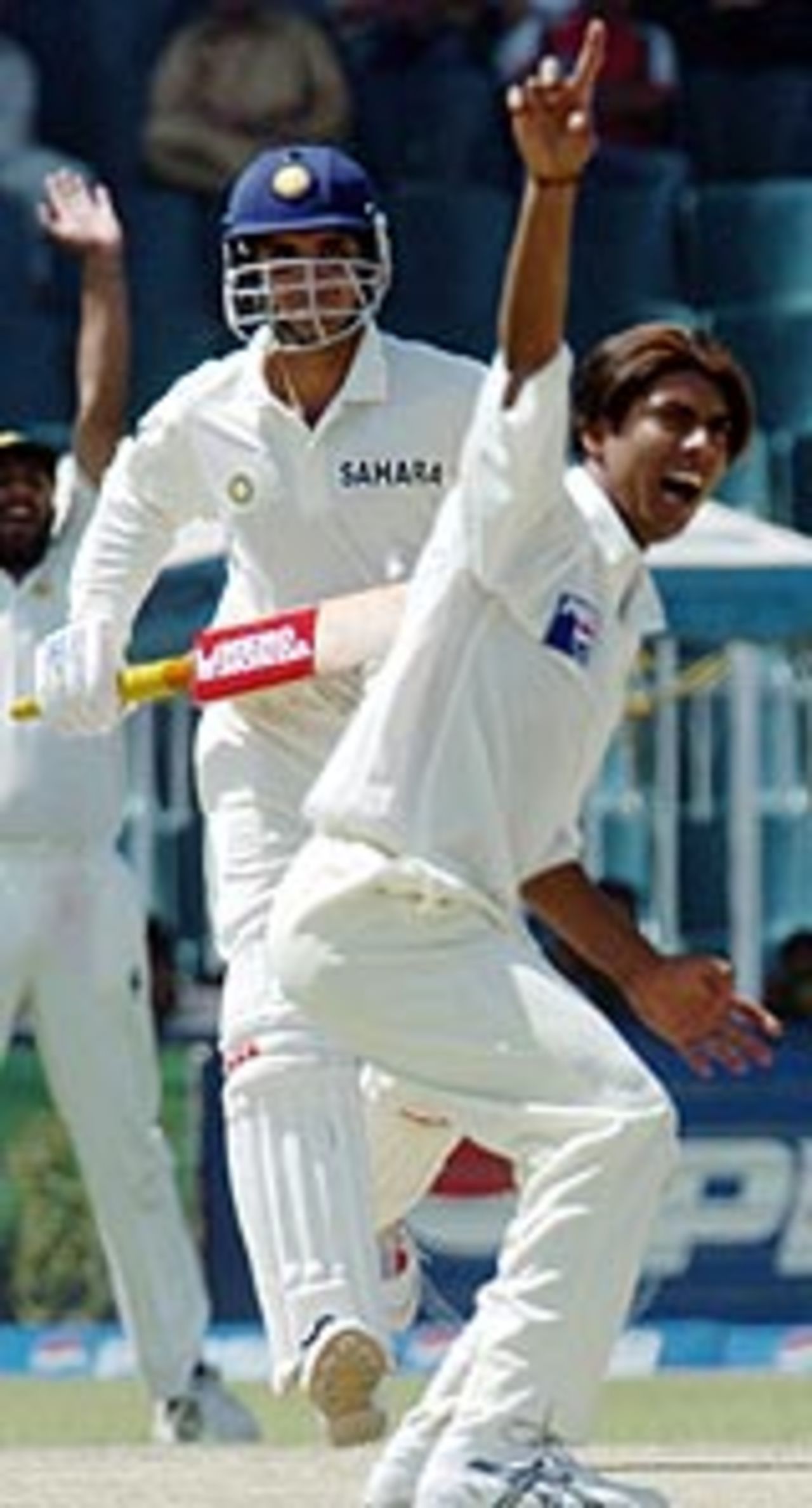 Mohammad Sami appeals for a decision against Sourav Ganguly, Pakistan v India, 3rd Test, Rawalpindi, 3rd day, April 15, 2004