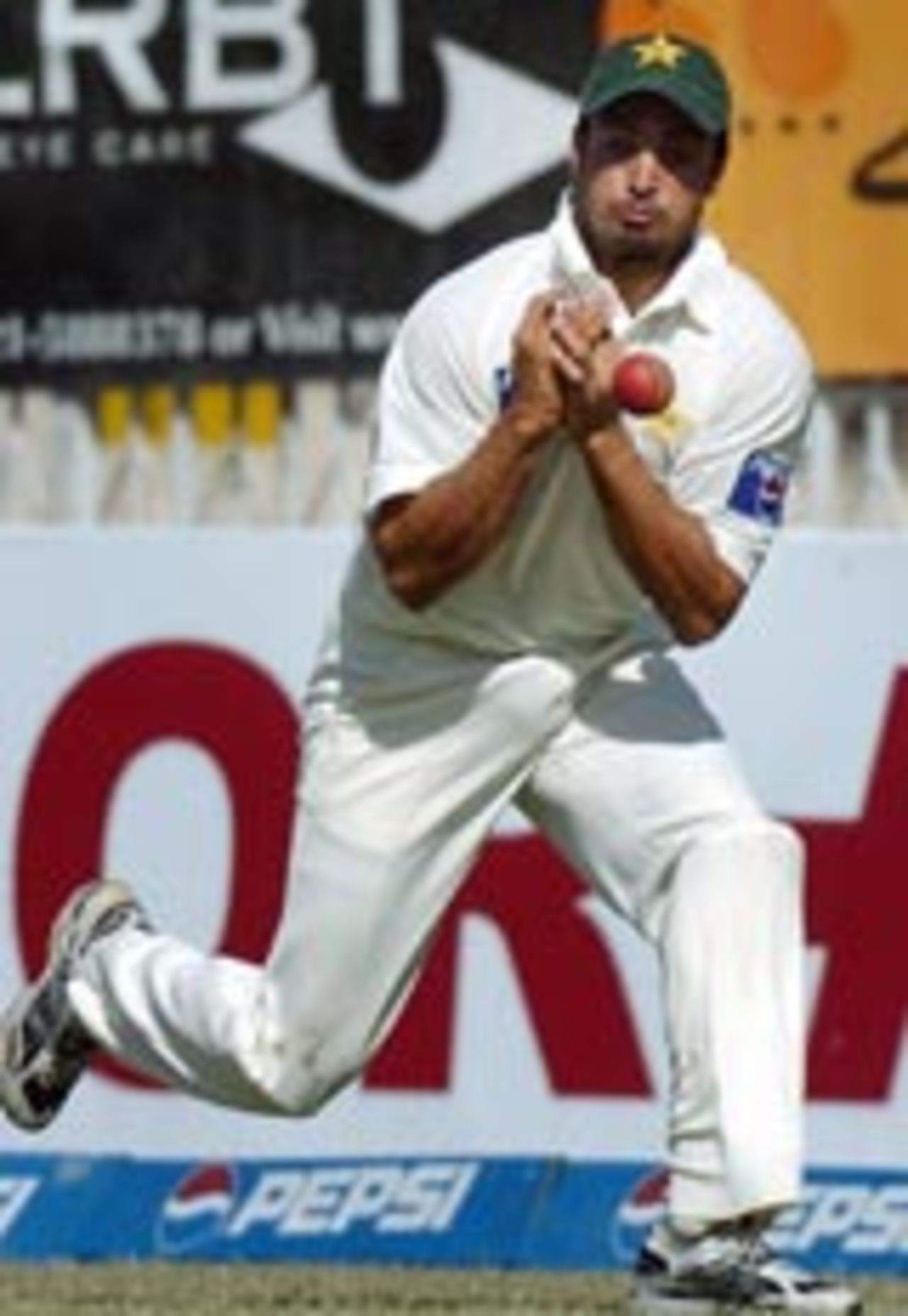 Imran Nazir makes a mess of a catch in the outfield, Pakistan v India, 3rd Test, Rawalpindi, 3rd day, April 15, 2004