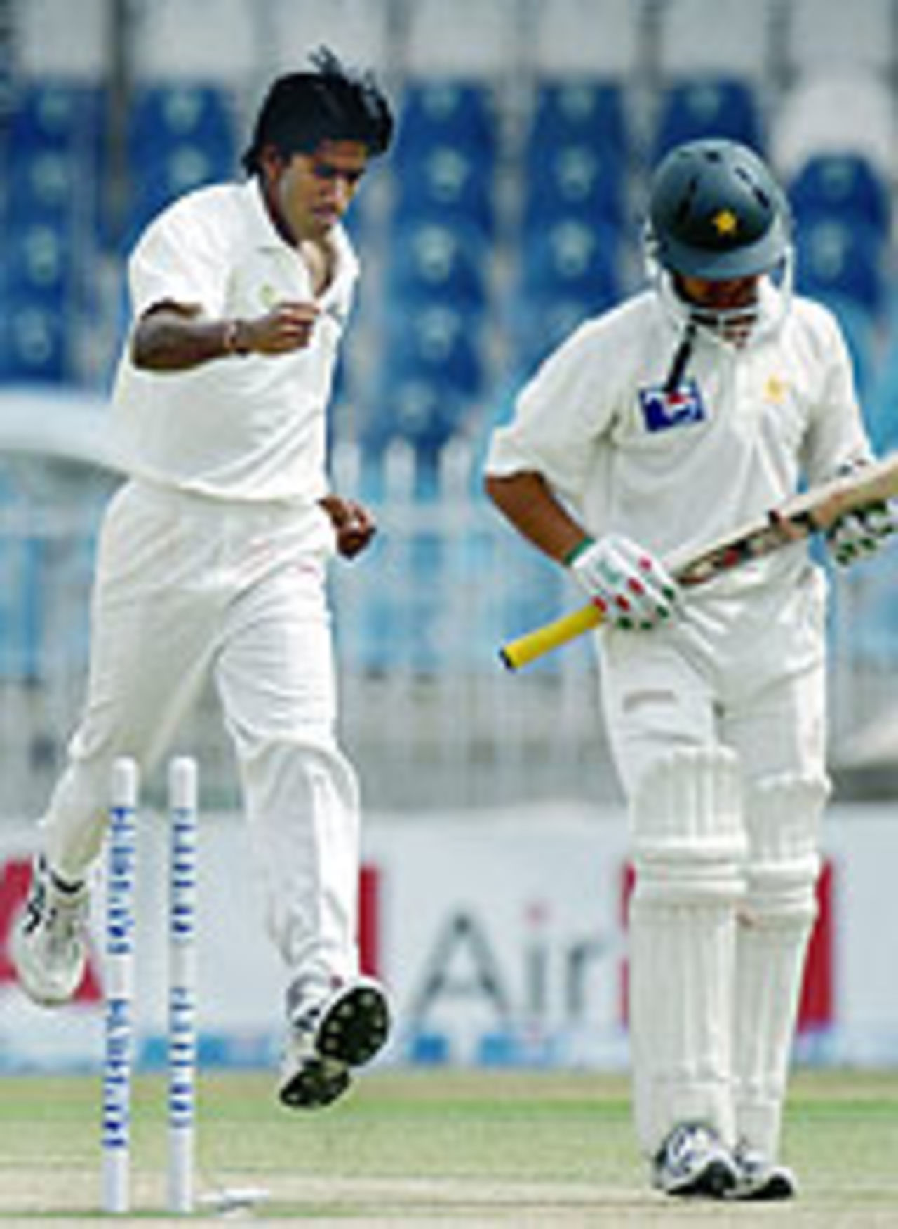 Lakshmipathy Balaji gets rid of Kamran Akmal, Pakistan v India, 3rd Test, Rawalpindi, 4th day, April 16, 2004