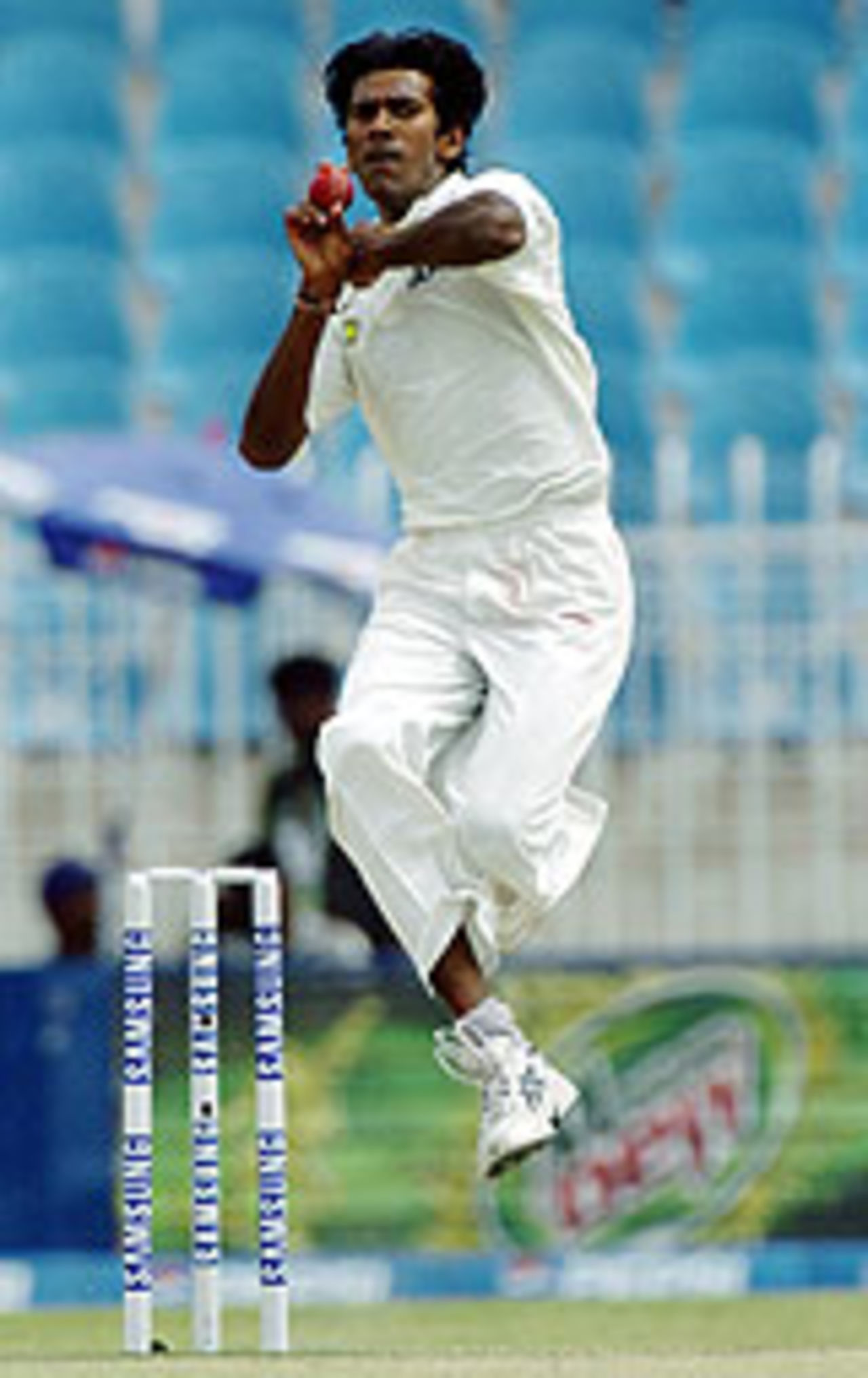 Lakshmipathy Balaji in his delivery stride, Pakistan v India, 3rd Test, Rawalpindi, 4th day, April 16, 2004