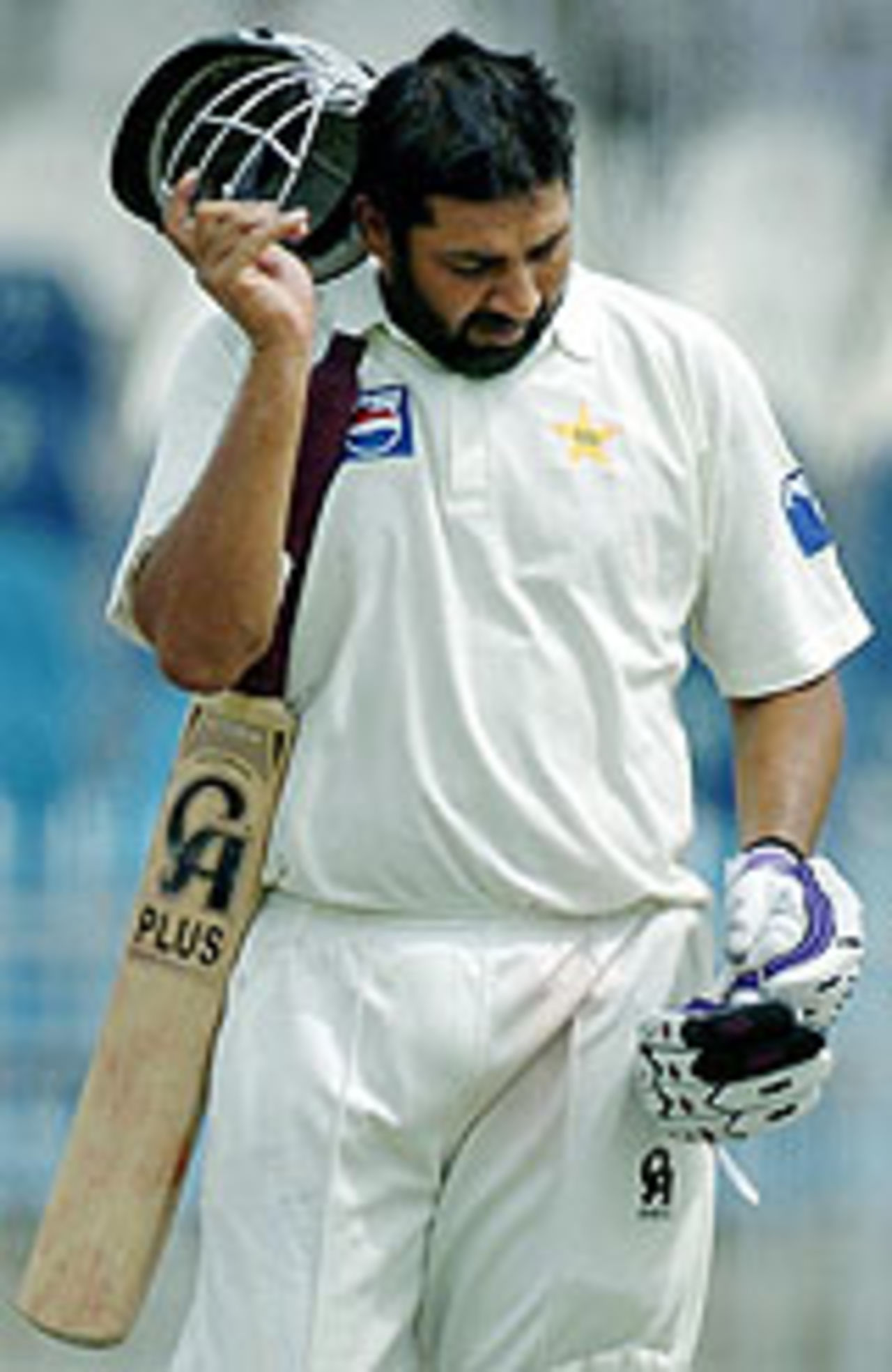 Inzamam-ul-Haq walks away dejected after being dismissed, Pakistan v India, 3rd Test, Rawalpindi, 4th day, April 16, 2004