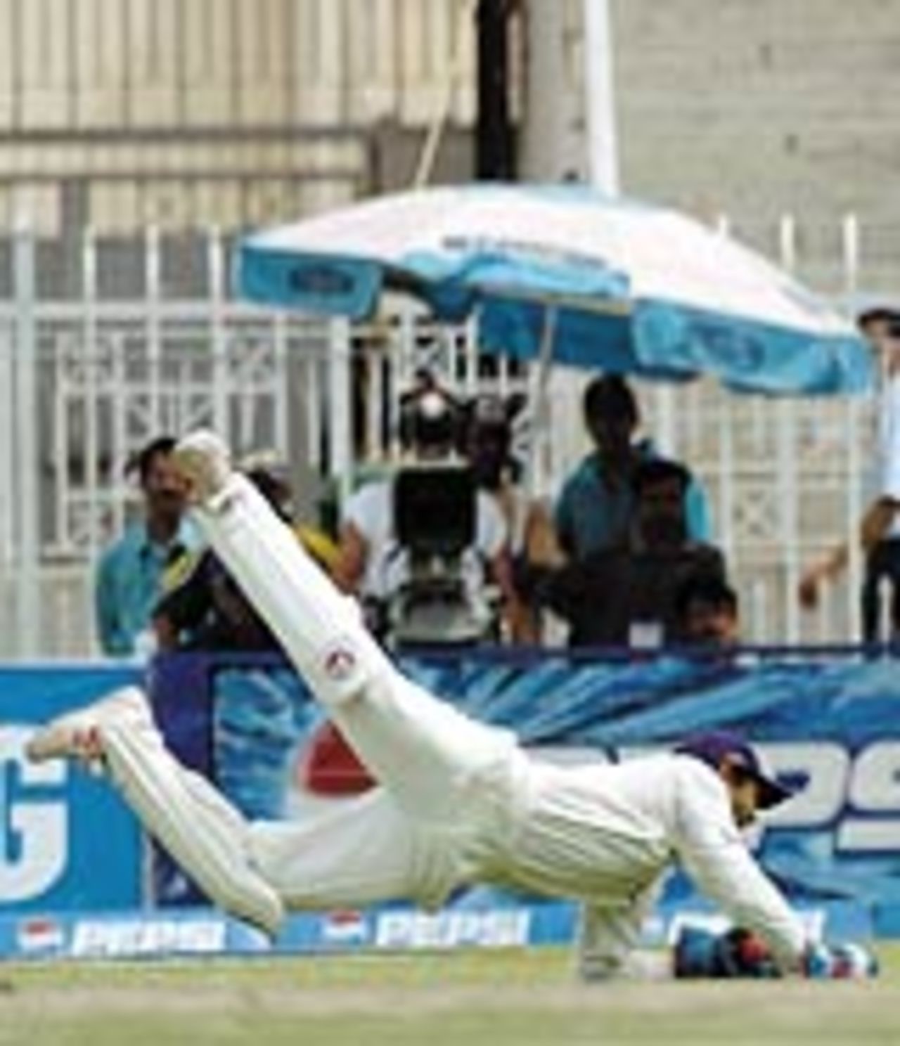 Parthiv Patel pulls off a fantastic catch to dismiss Yasir Hameed, Pakistan v India, 3rd Test, Rawalpindi, 4th day, April 16, 2004