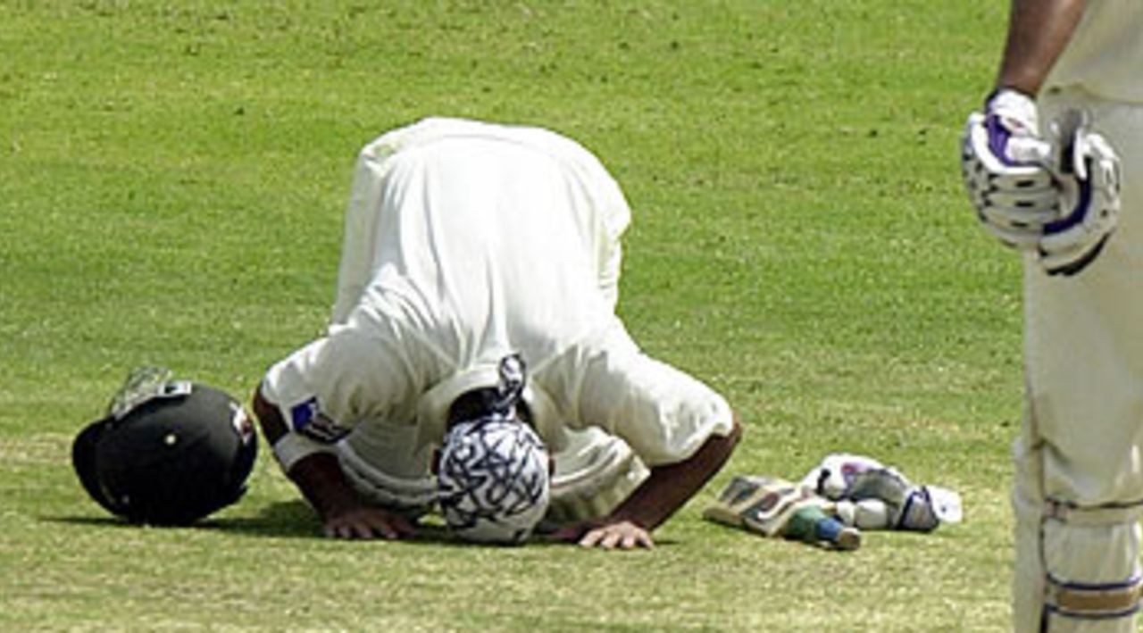 An atypically restrained hundred from Imran Farhat puts his team on top, Pakistan v India, 2nd Test, Lahore, 2nd day, April 6, 2004