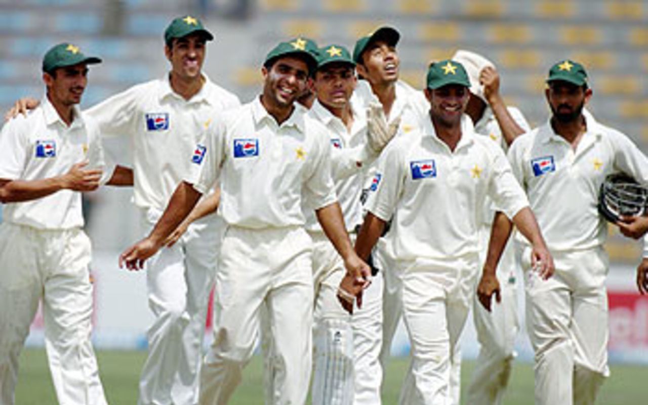 Aint no mountain high enough ... and a target of 40 makes it easier, Pakistan v India, 2nd Test, Lahore, 4th day, April 8, 2004