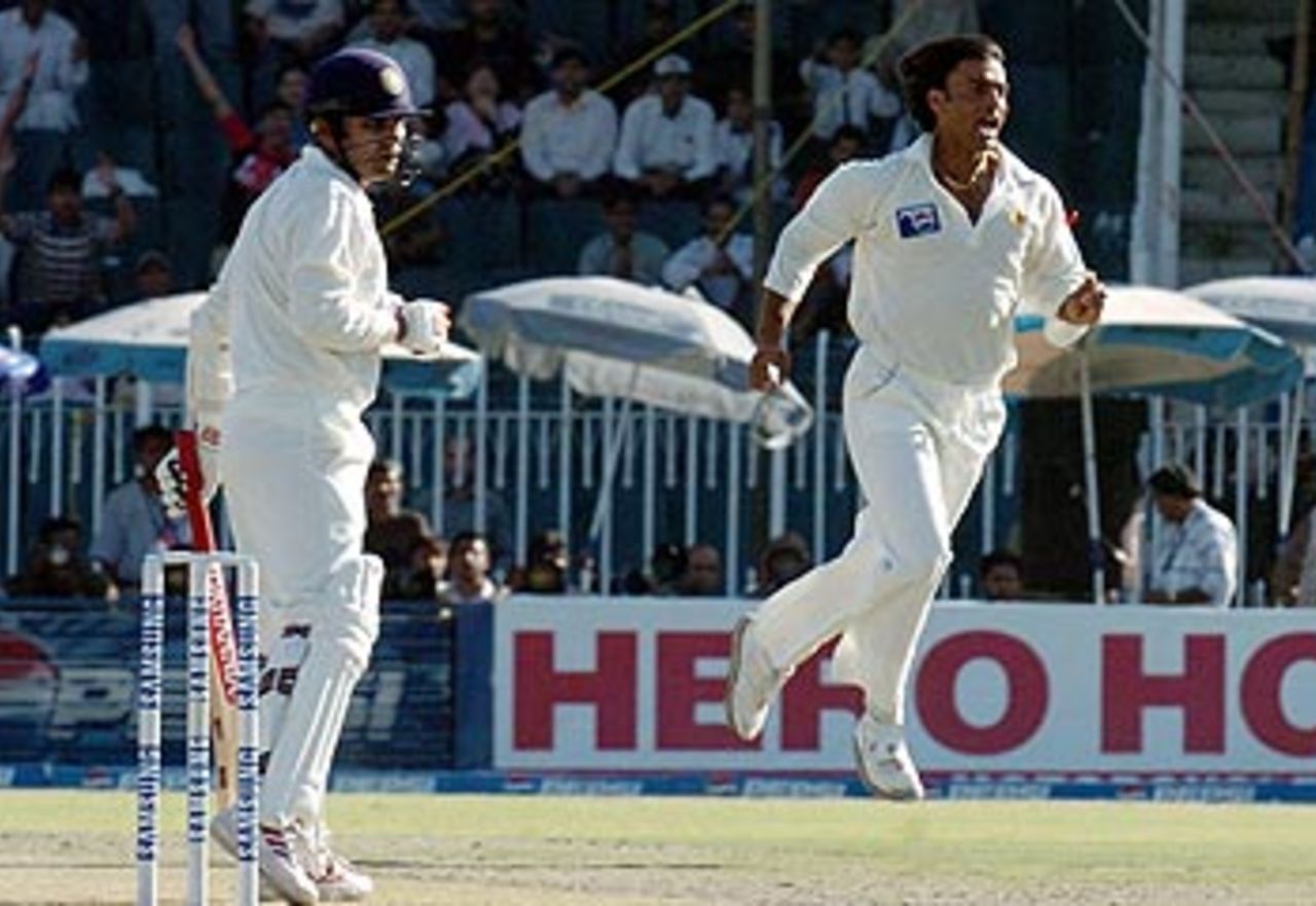 Shoaib Akhtar sets India back straight away, dismissing Sehwag off the first ball, Pakistan v India, 3rd Test, Rawalpindi, 1st day, April 13, 2004