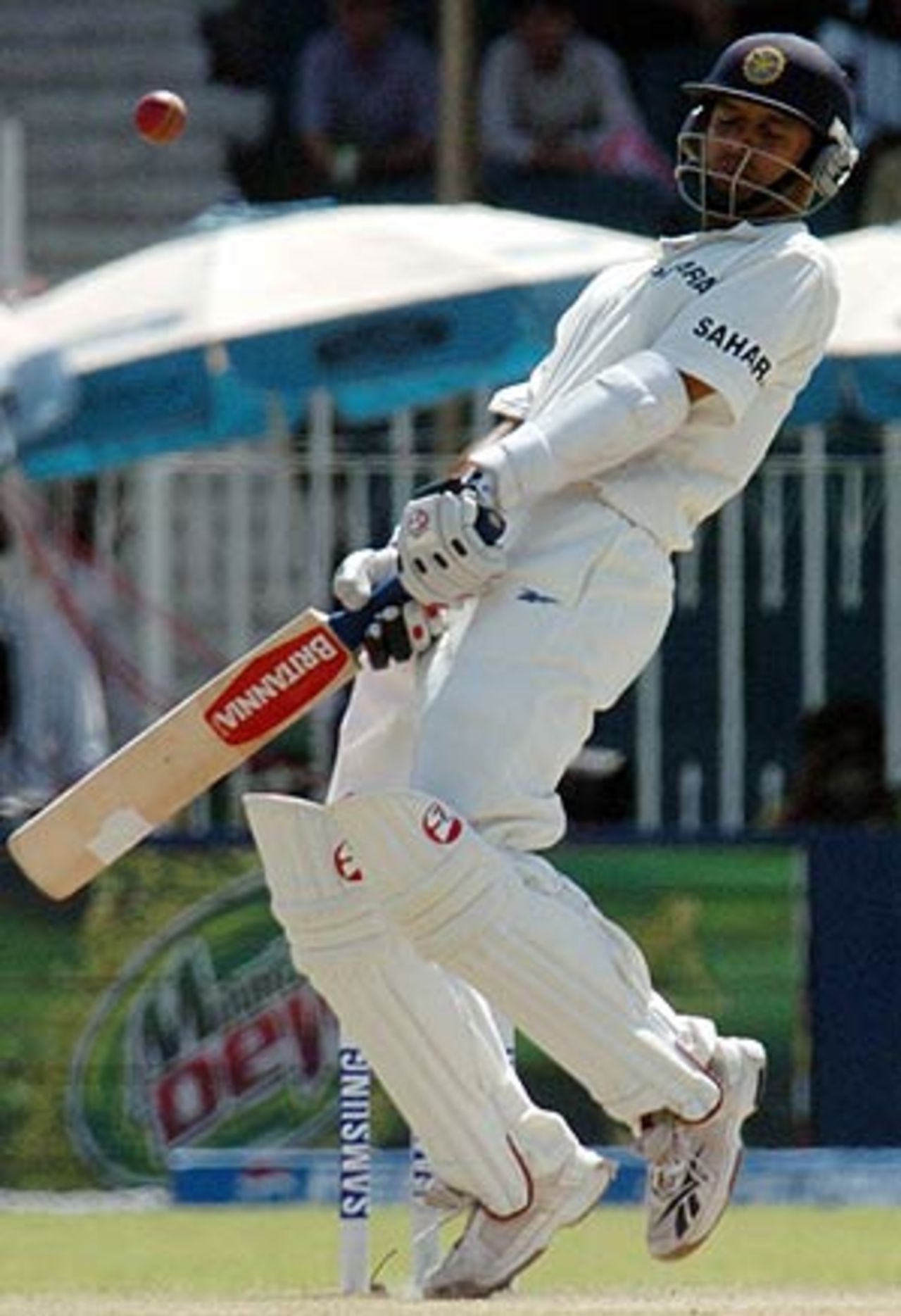 Rahul Dravid faces torrid spells from Shoaib Akhtar, Pakistan v India, 3rd Test, Rawalpindi, 2nd day, April 14, 2004