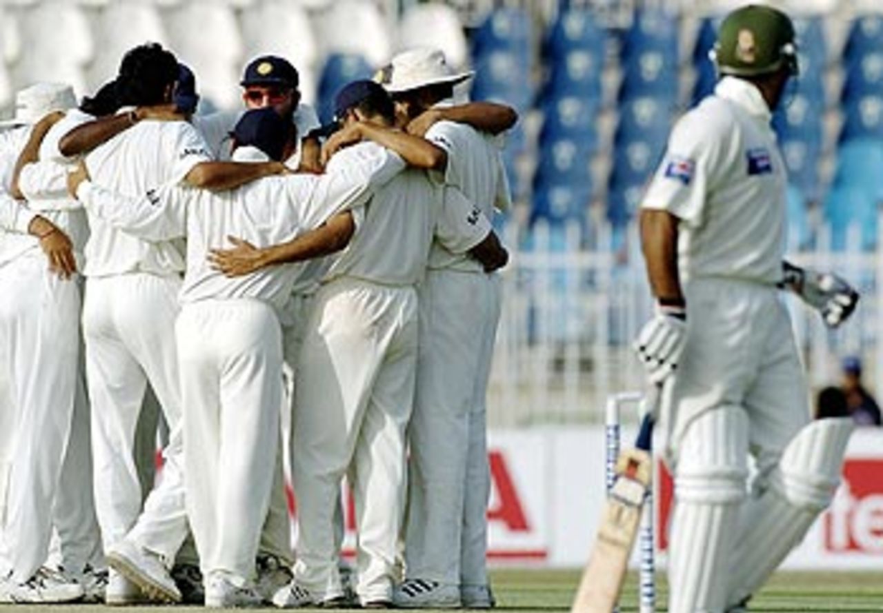 You're outta here: India dismiss both openers before the end of the third day, Pakistan v India, 3rd Test, Rawalpindi, 3rd day, April 15, 2004