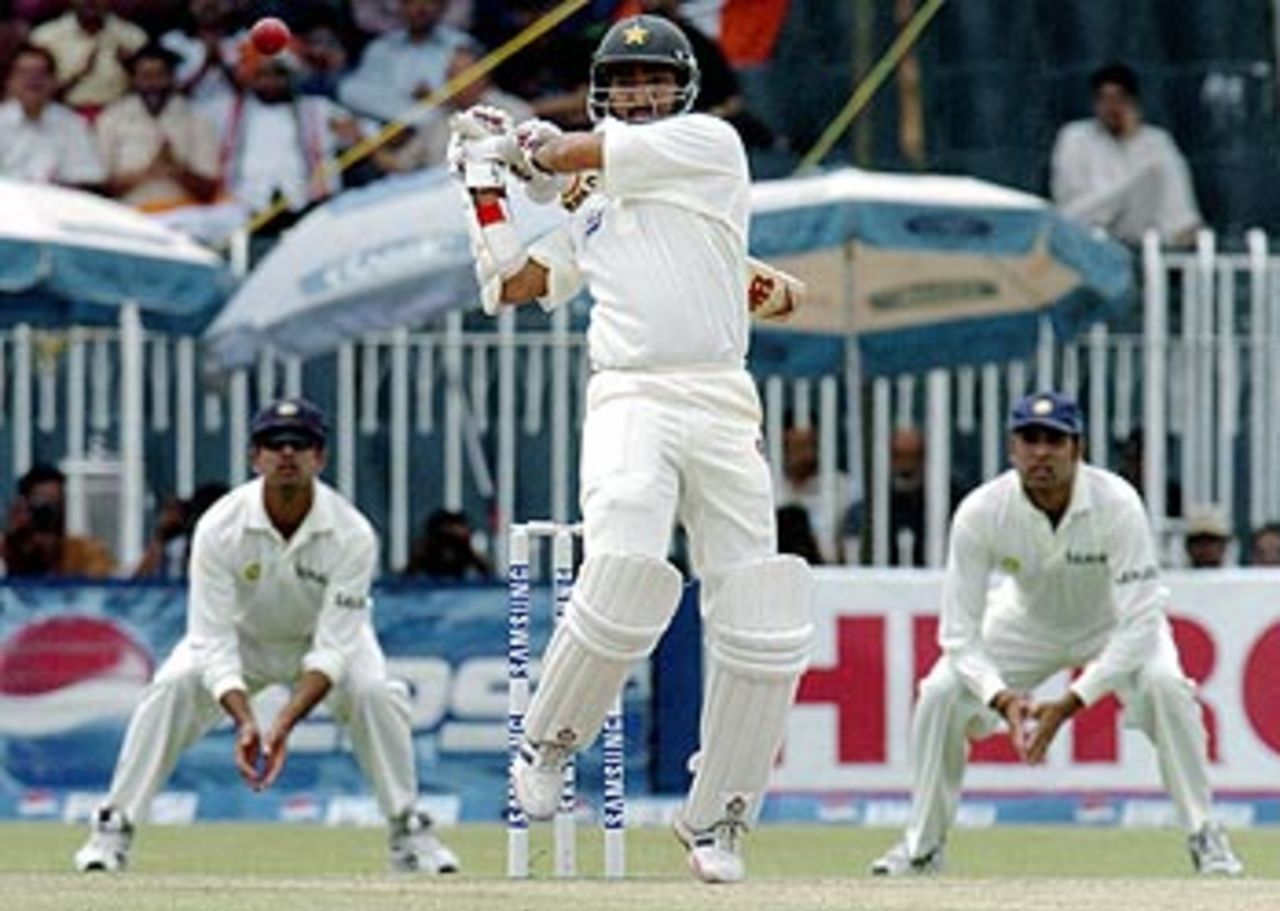 Asim Kamal stands tall with 60 not out while his team-mates give up the fight, Pakistan v India, 3rd Test, Rawalpindi, 4th day, April 16, 2004