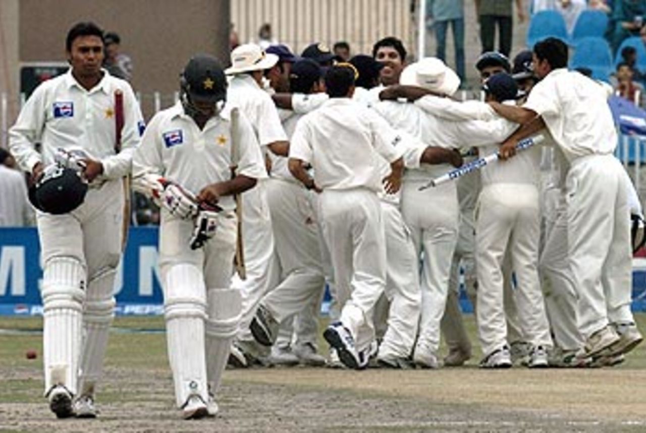 After the fall of the last wicket, the last huddle of the tour, Pakistan v India, 3rd Test, Rawalpindi, 4th day, April 16, 2004