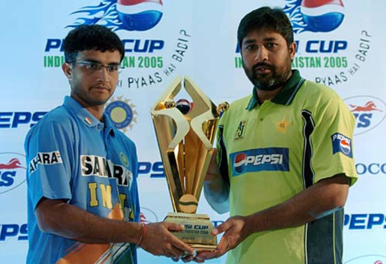 Sourav Ganguly and Inzamam-ul-Haq pose with the Pepsi Cup trophy ahead of the one-day series, April 1, 2005