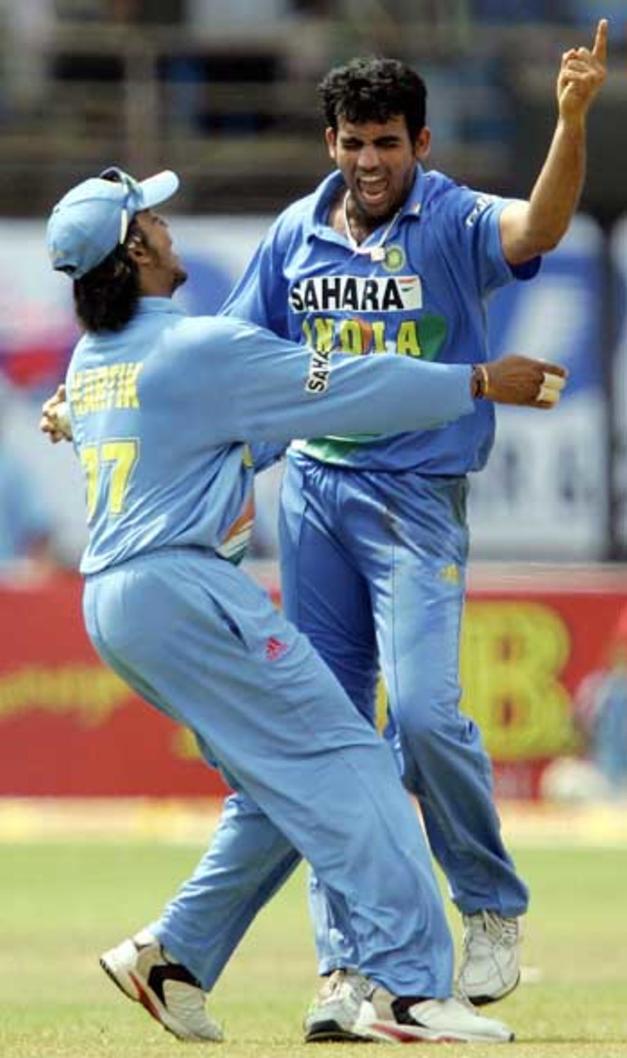 Zaheer Khan pulled off a sensational catch to get rid of Yousuf Youhana, India v Pakistan, 1st ODI, Kochi, April 2, 2005