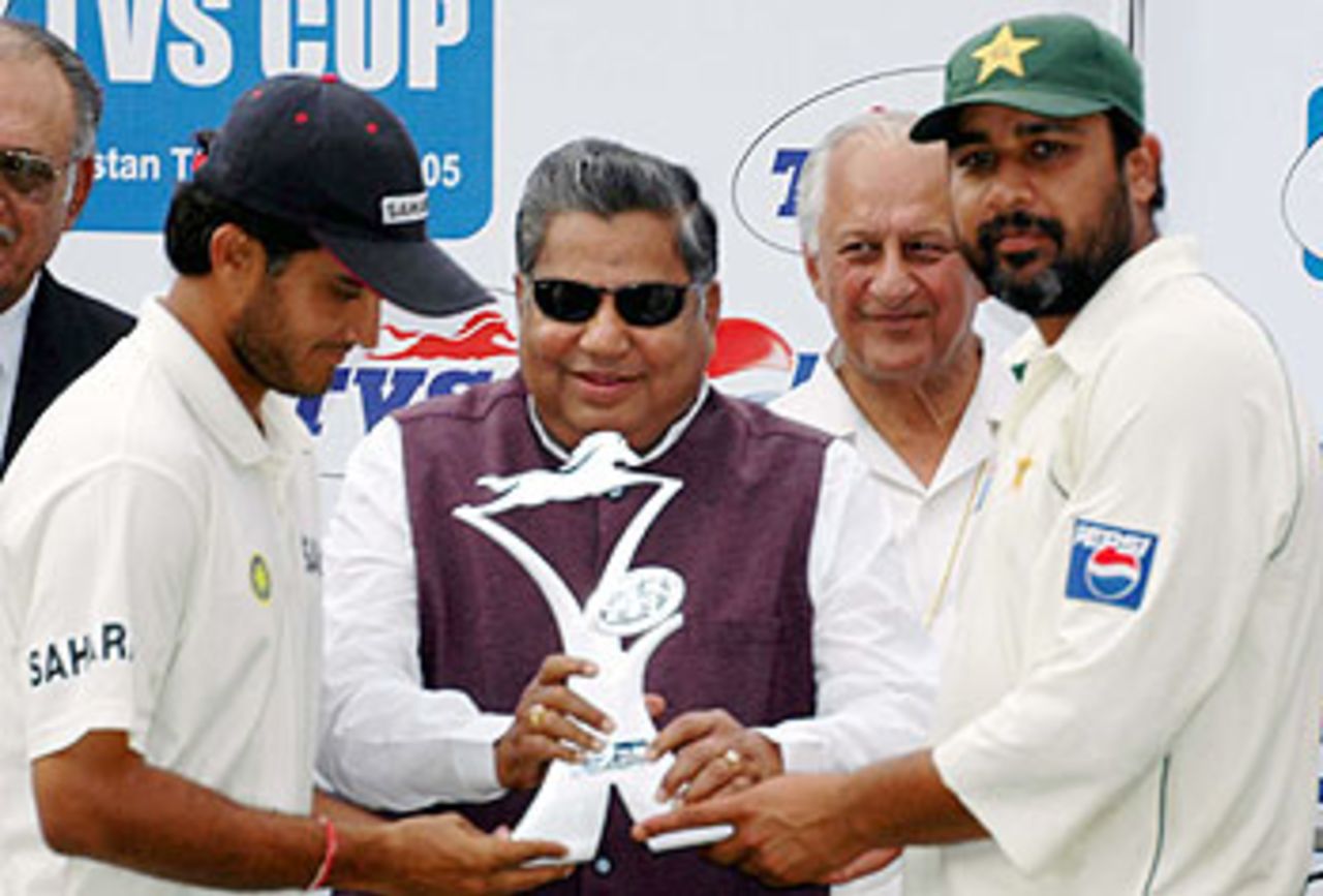 After pulling off a succesful win in the series decider at Bangalore, Pakistan levelled the 3-test series 1-1. The two captains, Inzamam-ul-Haq and Sourav Ganguly, receive the TVS Cup trophy from Karnataka Chief Minister Shri Dharam Singh, India v Pakistan, 3rd Test, Bangalore, 24-28 Mar 2005