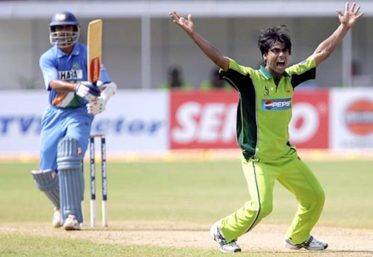Mohammad Sami appeals against Rahul Dravid, who was in terrific form, India v Pakistan, 1st ODI, Kochi, March 2, 2005