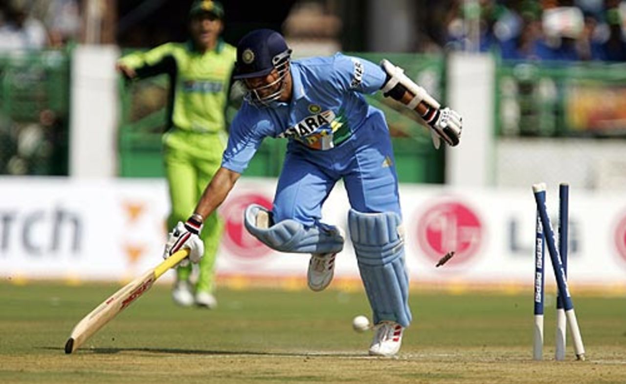 Sachin Tendulkar takes on Yousuf Youhana's arm and fails, India v Pakistan, 2nd ODI, Visakhapatnam, April 5, 2005