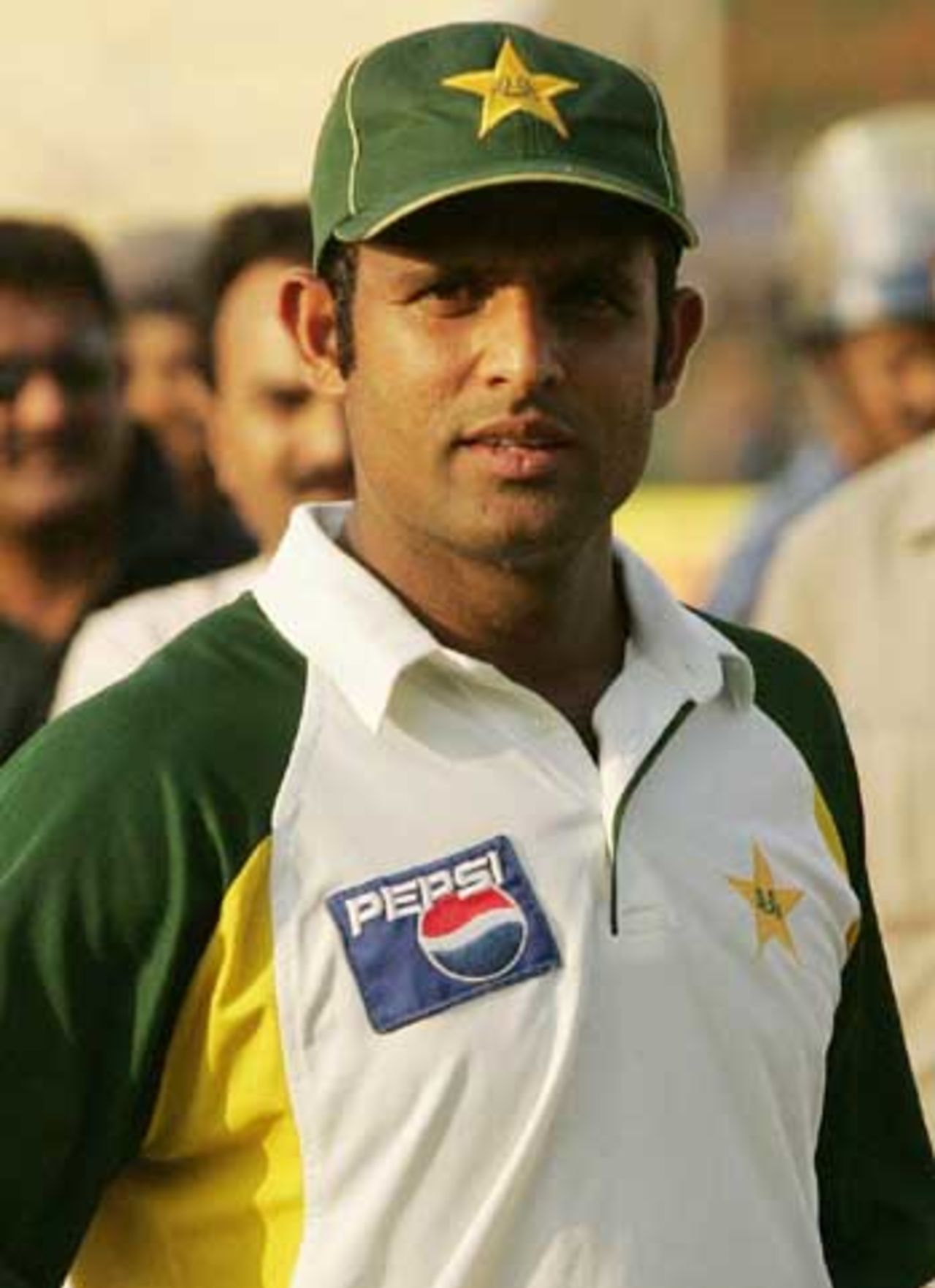 Rana Naved-ul-Hasan basks in the limelight after picking up the Man-of-the-Match award, India v Pakistan, 3rd ODI, Jamshedpur, April 9, 2005