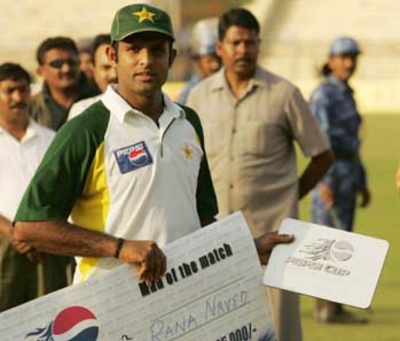 Rana Naved-ul-Hasan basks in the limelight after inspiring his team to victory, India v Pakistan, 3rd ODI, Jamshedpur, April 9, 2005