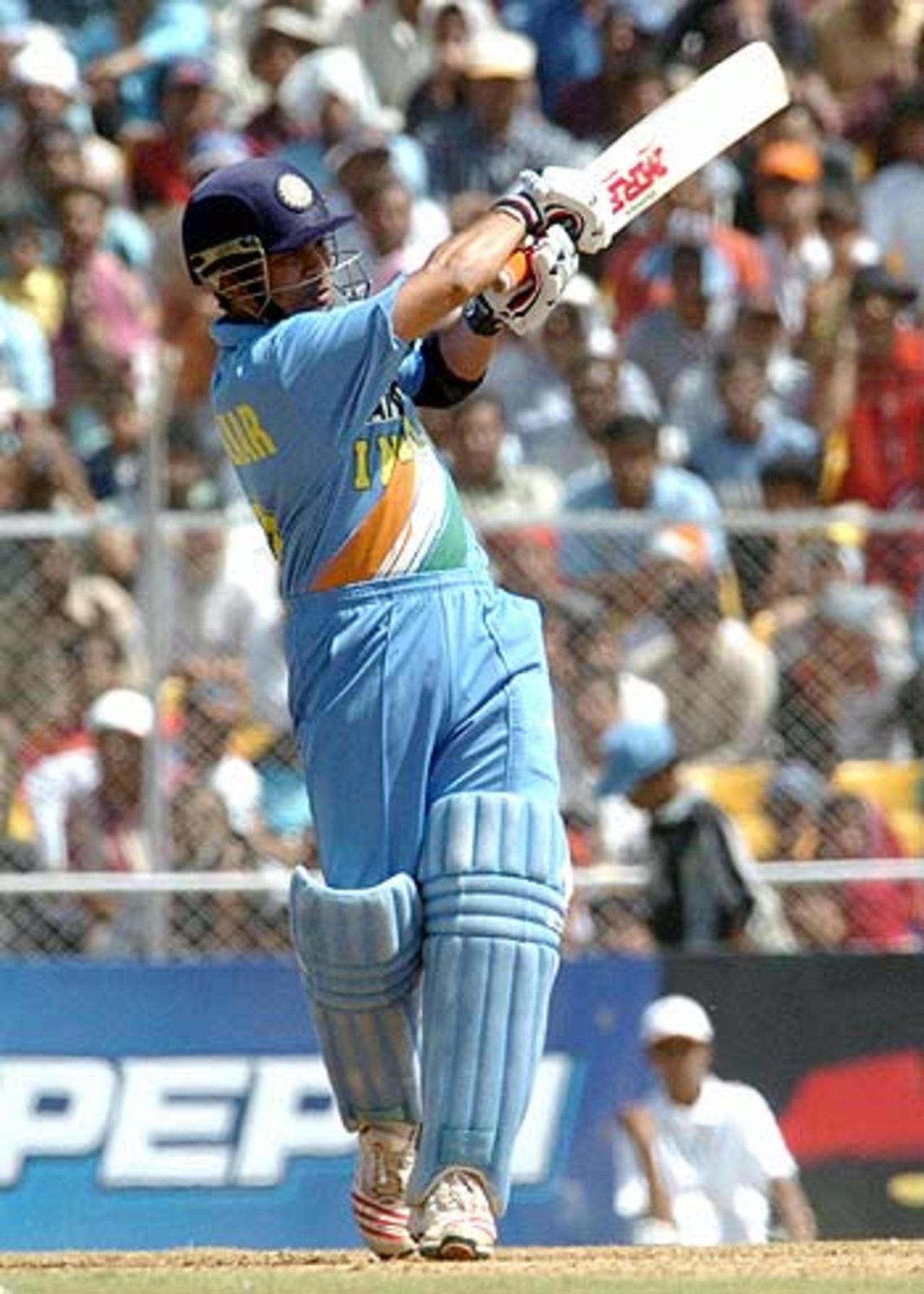 Sachin Tendulkar pulls with venom, India v Pakistan, 3rd ODI, Ahmedabad, April 12, 2005