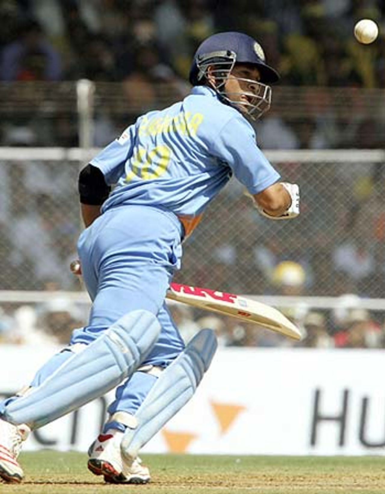 Sachin Tendulkar takes off for a run, India v Pakistan, 3rd ODI, Ahmedabad, April 12, 2005