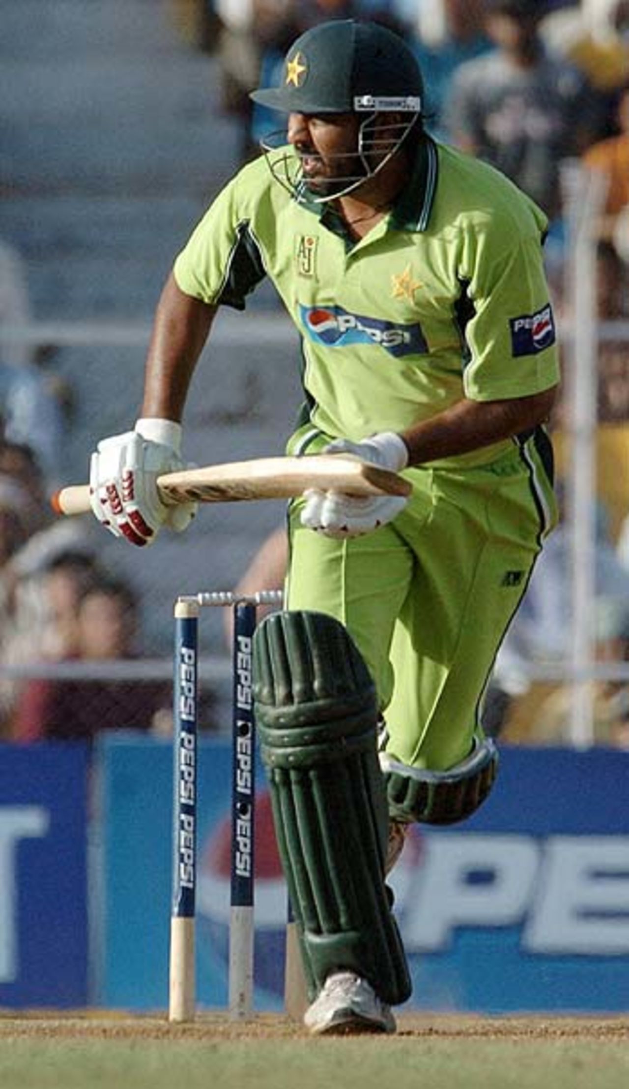 Inzamam takes off for a run, India v Pakistan, 3rd ODI, Ahmedabad, April 12, 2005
