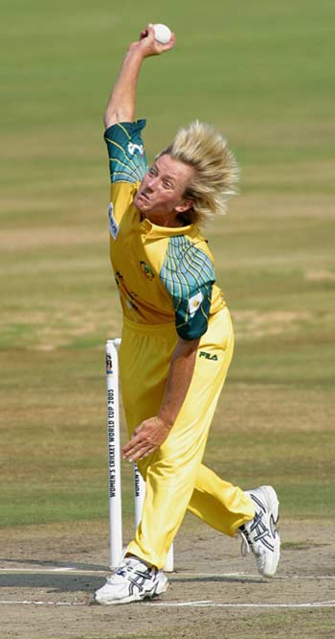 Cathryn Fitzpatrick lets fly in the World Cup final, Australia v India, Centurion, April 10, 2005