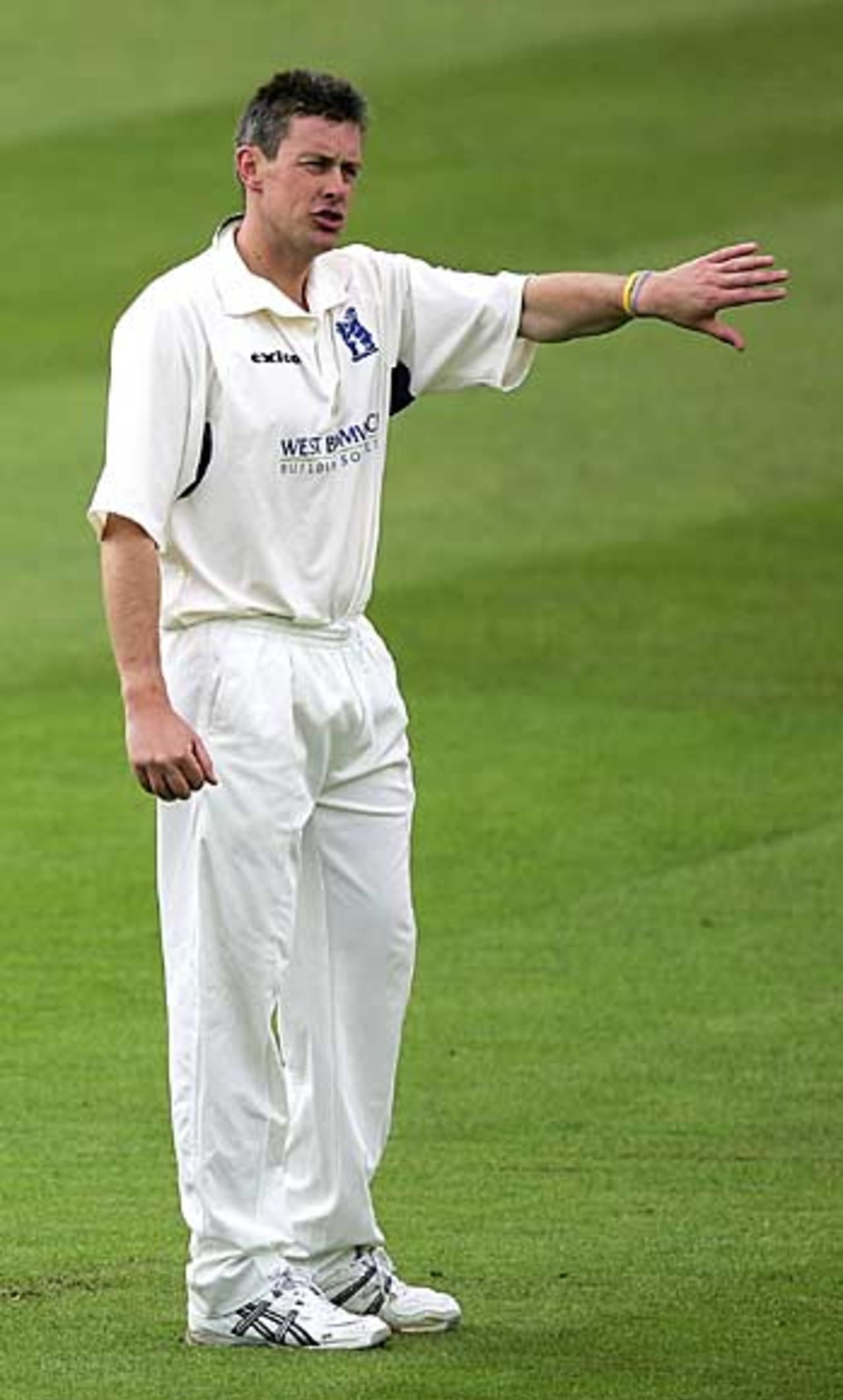 Ashley Giles on his way to a first-day five-for, Warwickshire v Glamorgan, Edgbaston, April 13, 2005