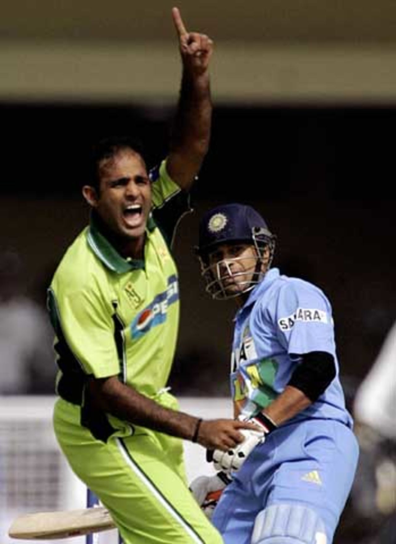 Naved-ul-Hasan appeals successfully to get rid of Sachin Tendulkar, India v Pakistan, 5th ODI, Kanpur, April 15, 2005