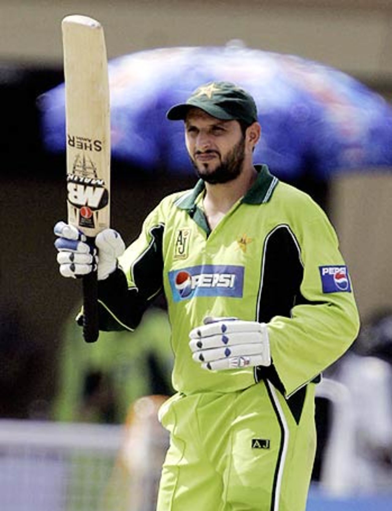 Shahid Afridi raced to his hundred in 45 balls, the second-fastest in one-day internationals, India v Pakistan, 5th ODI, Kanpur, April 15, 2005