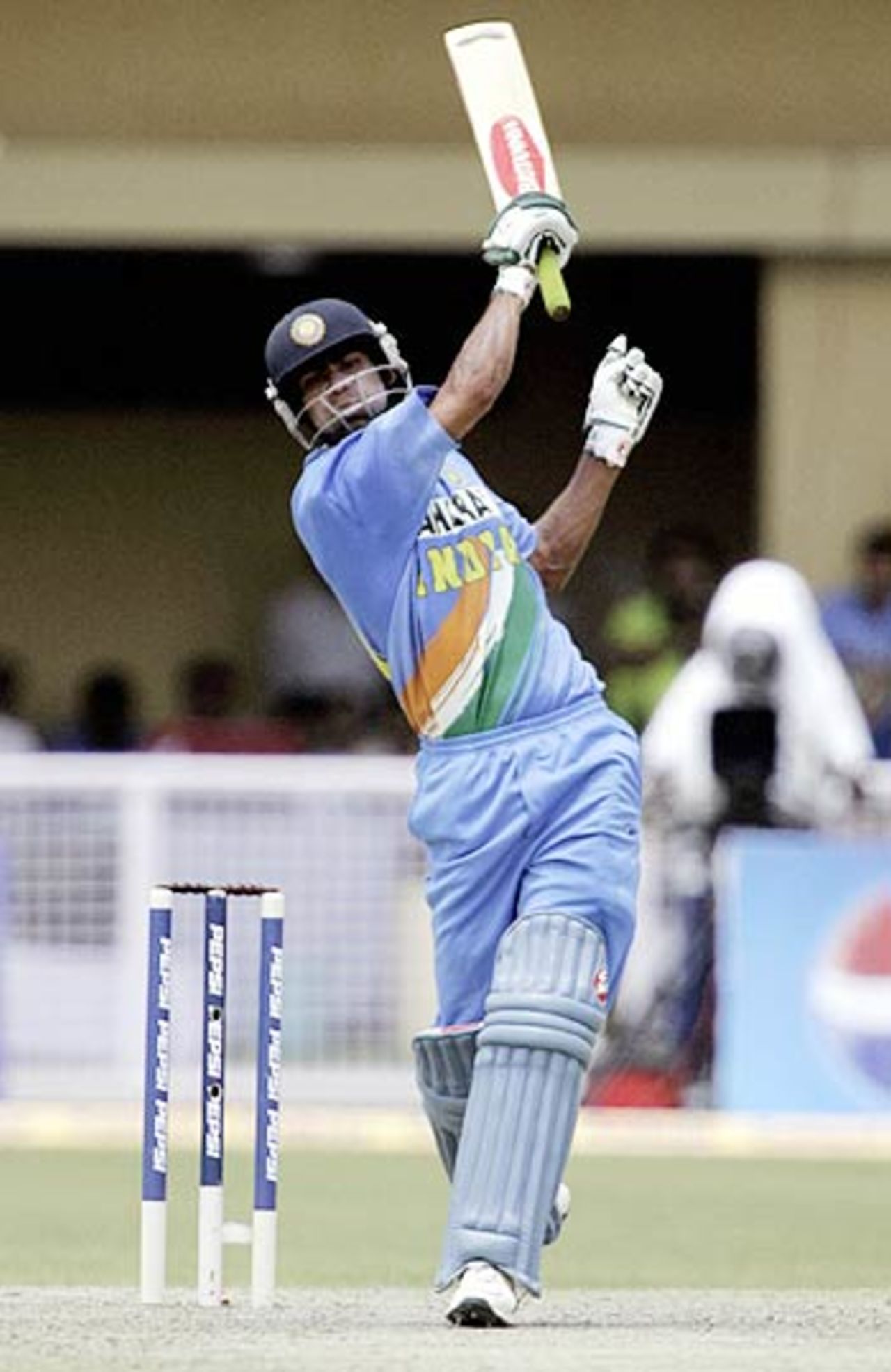 Mohammad Kaif played second fiddle to Rahul Dravid with some solid strokes, India v Pakistan, 5th ODI, Kanpur, April 15, 2005