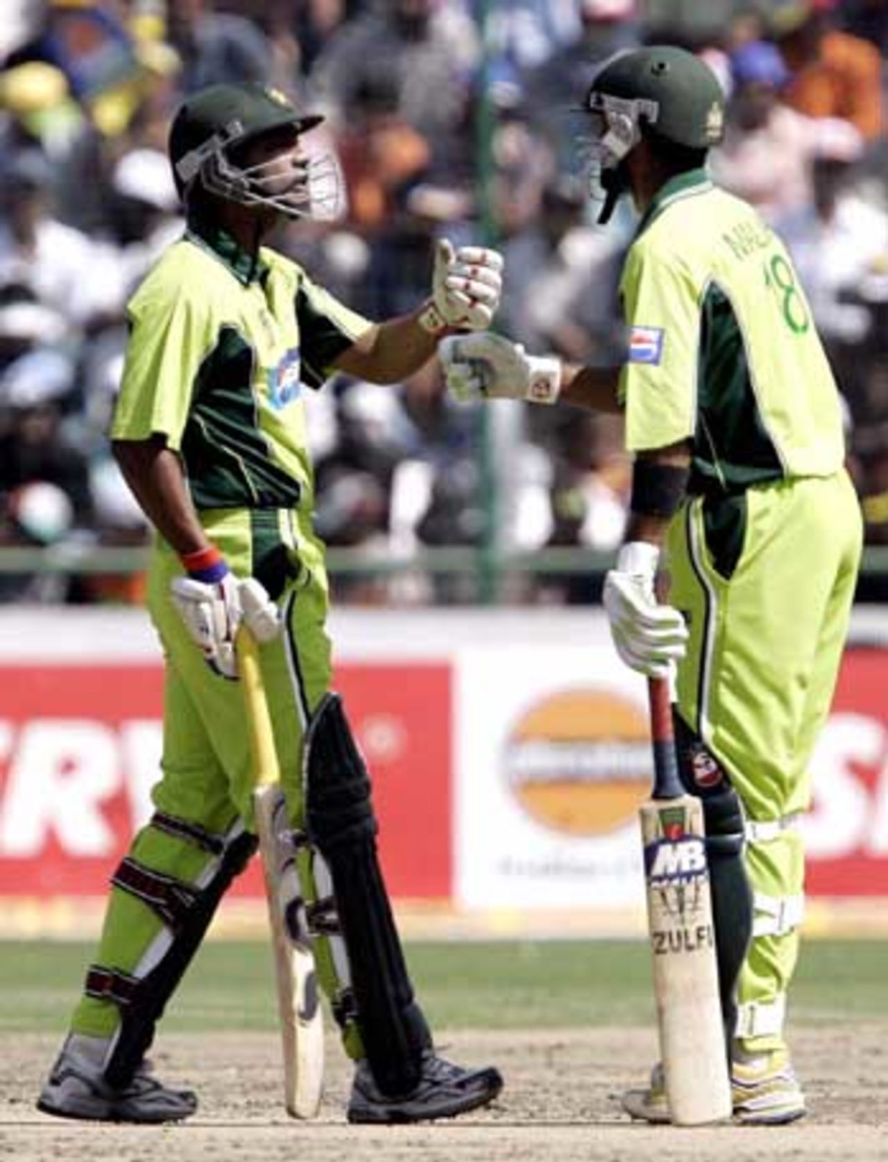Shoaib Malik and Yousuf Youhana chat, India v Pakistan, 6th ODI, Delhi, April 17, 2005