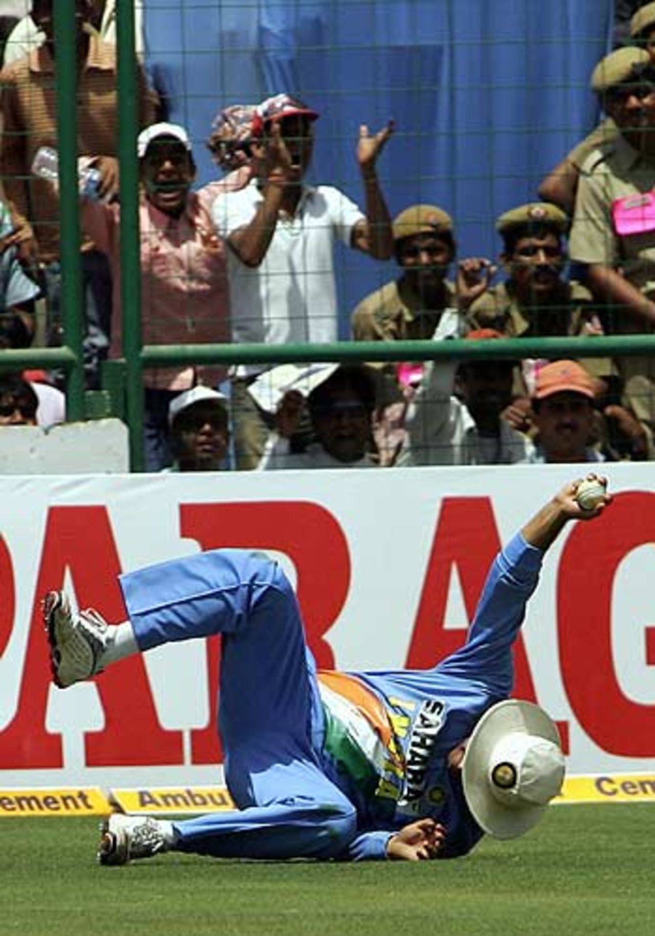 Virender Sehwag pulls of a fantastic catch, India v Pakistan, 6th ODI, Delhi, April 17, 2005
