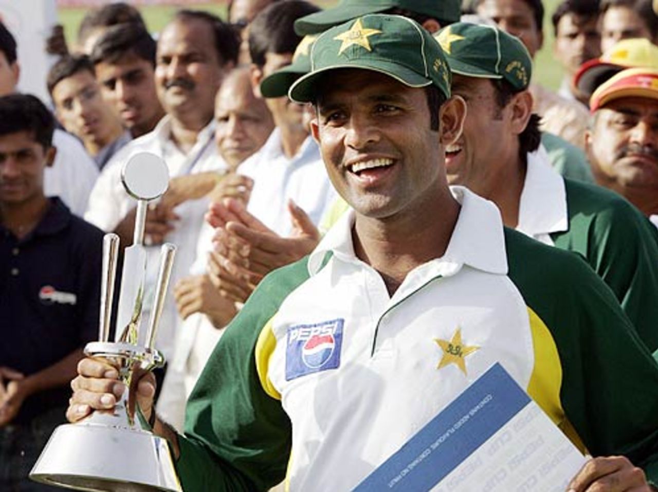 Naved-ul-Hasan with the Man-of-the-Series award, India v Pakistan, 6th ODI, Delhi, April 17, 2005