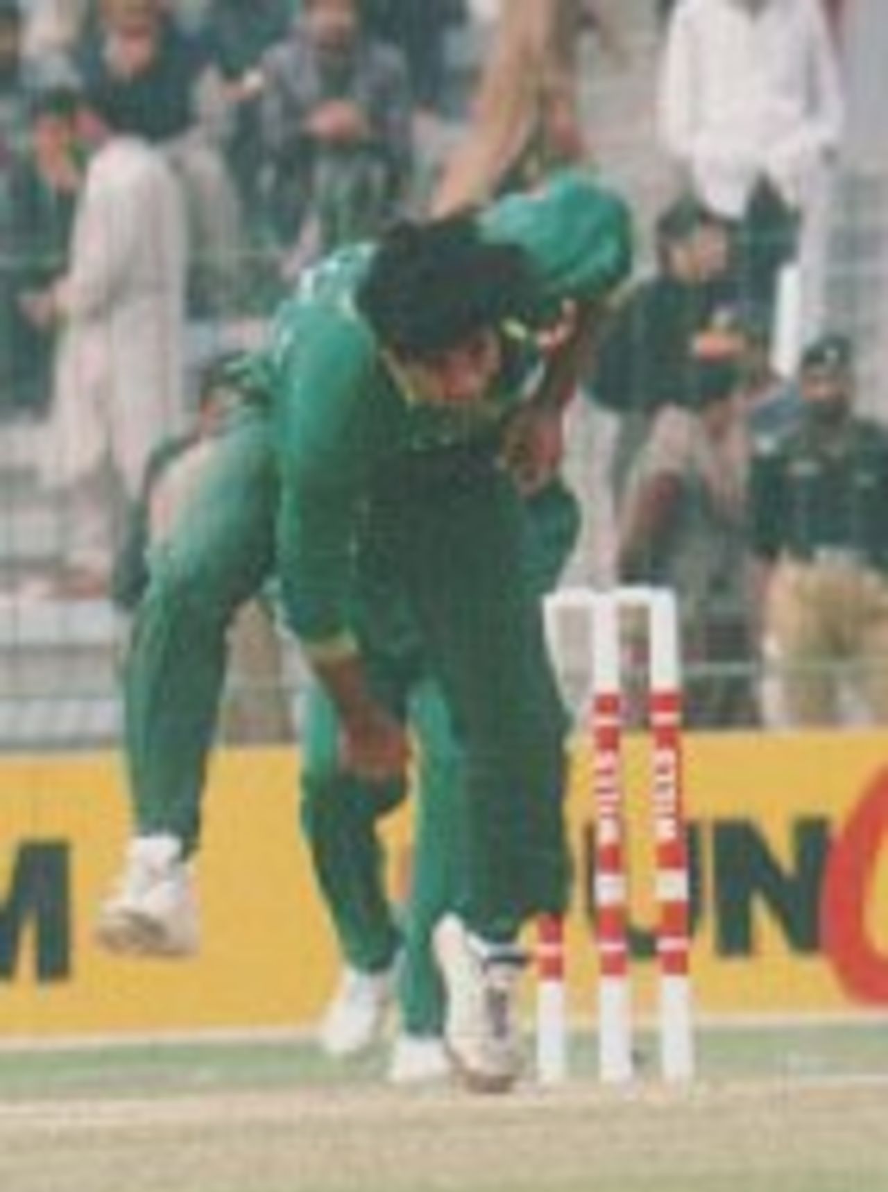 Aaqib's complete follow through, World Cup 1996