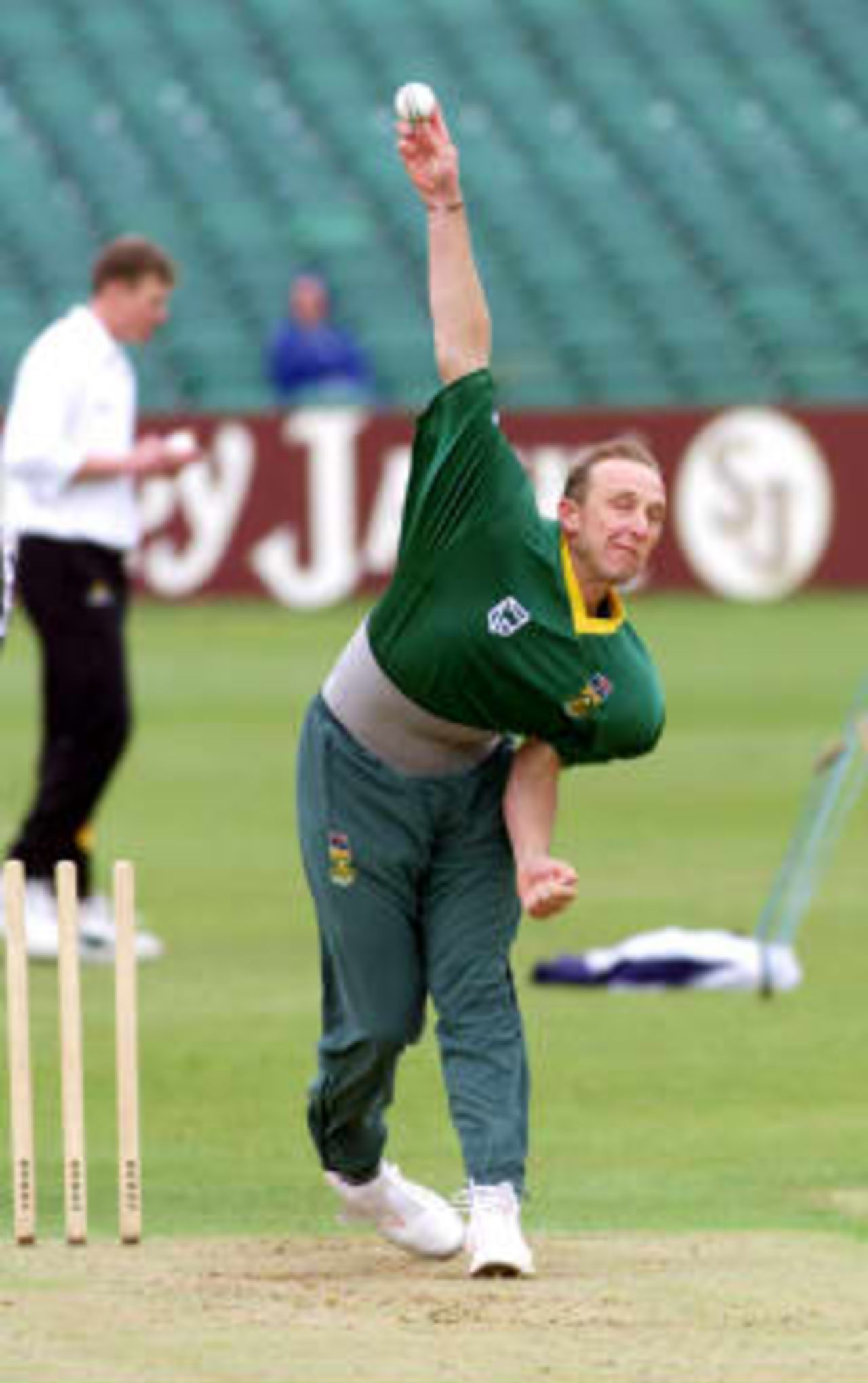 Allan Donald in action 06 May 1999 during training at Hove in preparation for the start of the World Cup on 14 May