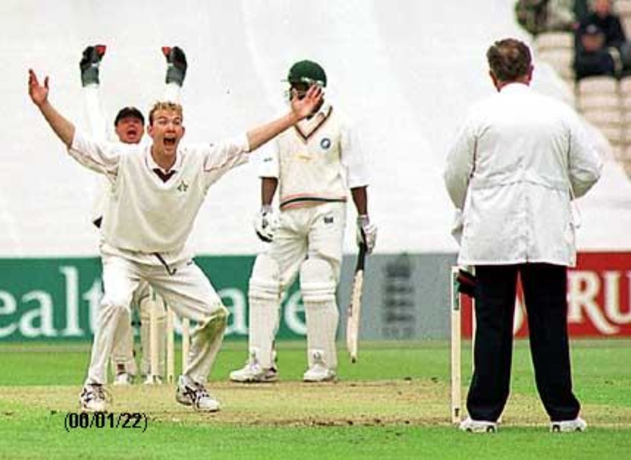 Chris Schofield appeals for LBW, Old Trafford, May 2000