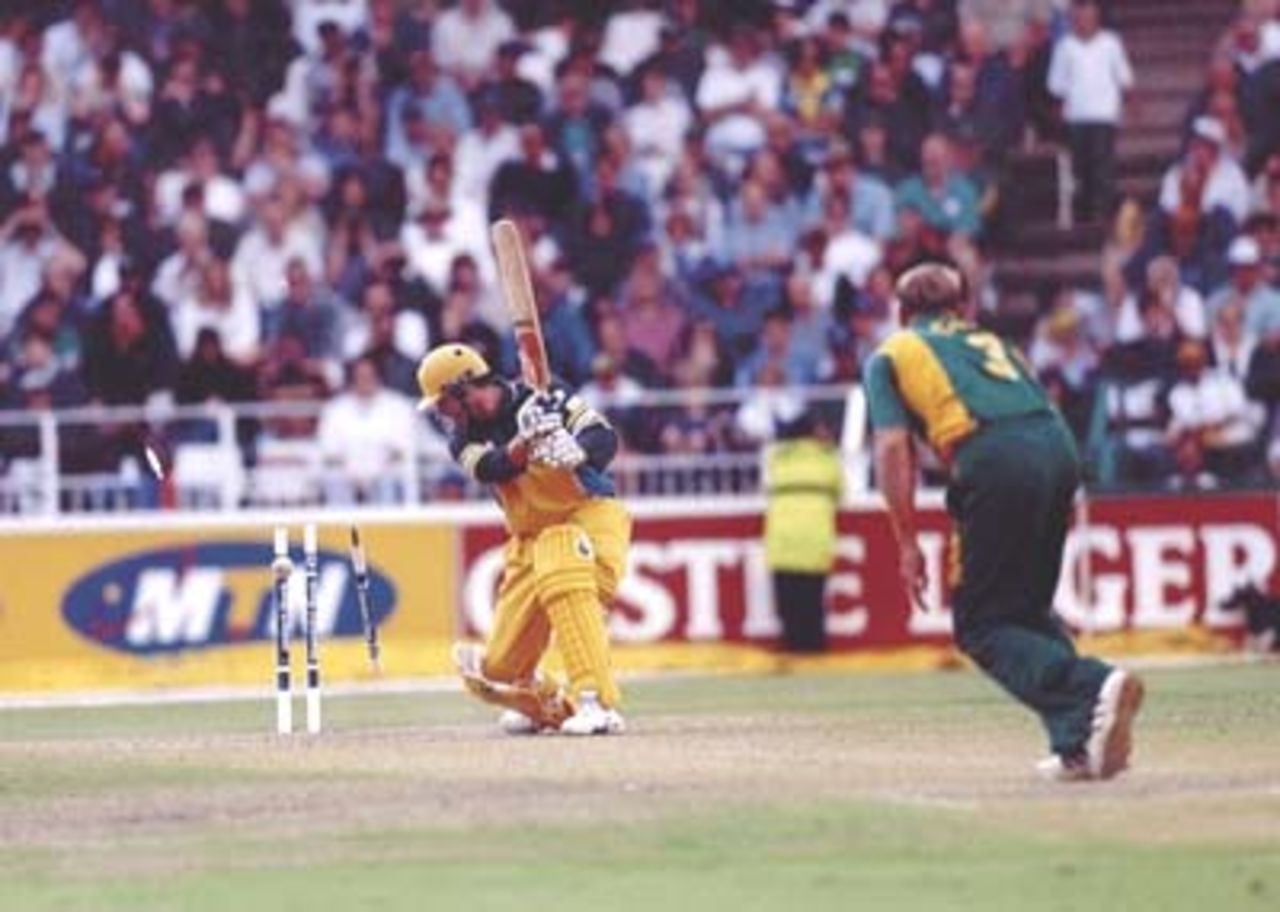 Bails fly as Kallis bowls Harvey, Australia in South Africa 1999/00, 3rd One-Day International, South Africa v  Australia, New Wanderers Stadium, Johannesburg, 16 April 2000