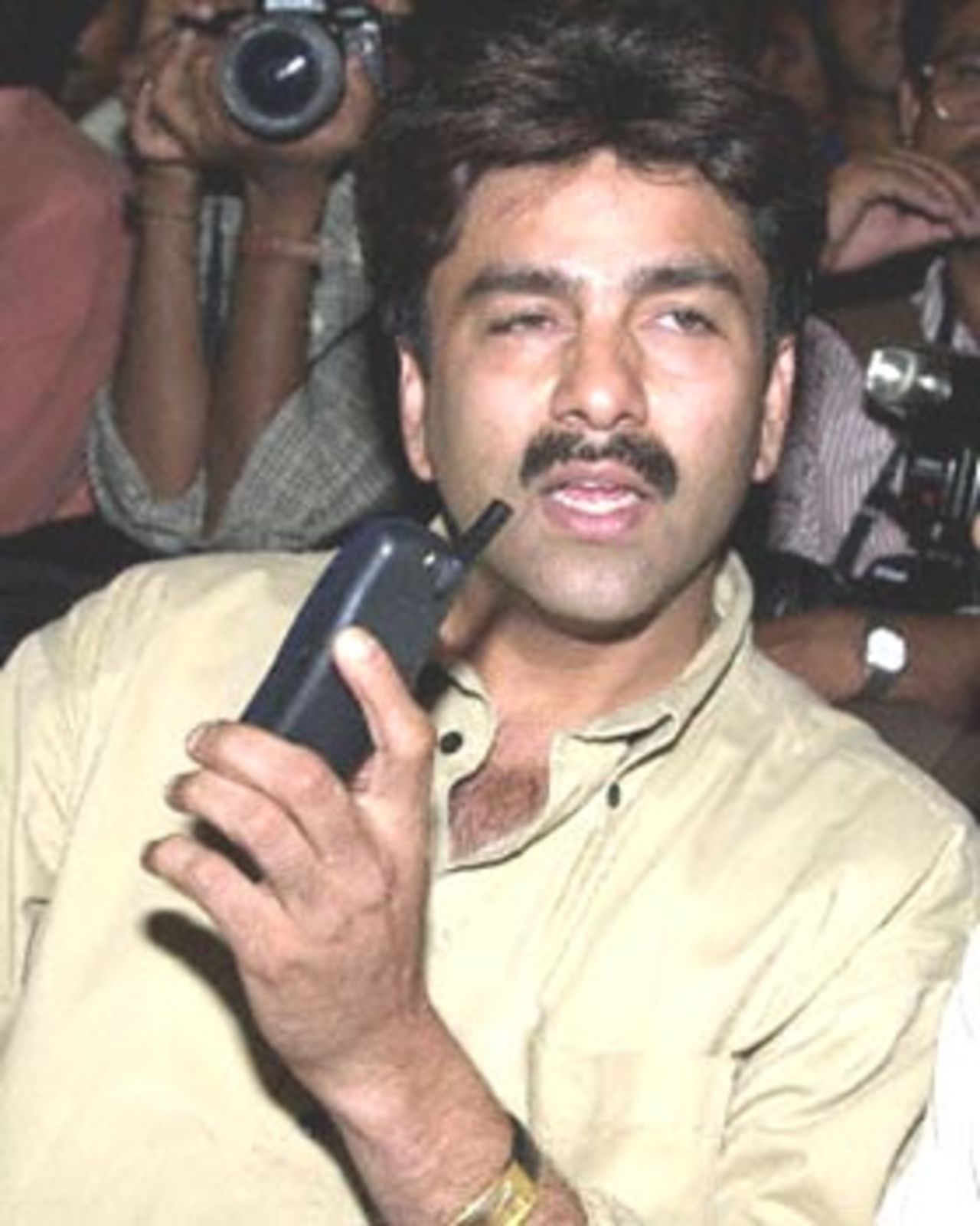 Former Indian all-round cricketer Manjo Prabhakar gestures at a press conference in New Delhi, 27 May 2000. Prabhakar said Indian cricketing icon Kapil Dev had offered him 2,5 million rupees (58,139 USD) in 1994 to throw a match against Pakistan.