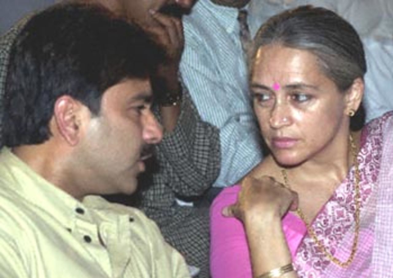 Former Indian-all-round cricketer Manjor Prabhakar (L) speaks to Nafisa Ali, former beauty queen, Miss India, film actress turned AIDS activist at a press conference in New Delhi, 27 May 2000. Prabhakar said Indian cricketing icon Kapil Dev had offered him 2.5 million rupees (58,139 USD) in 1994 to throw a match against Pakistan.