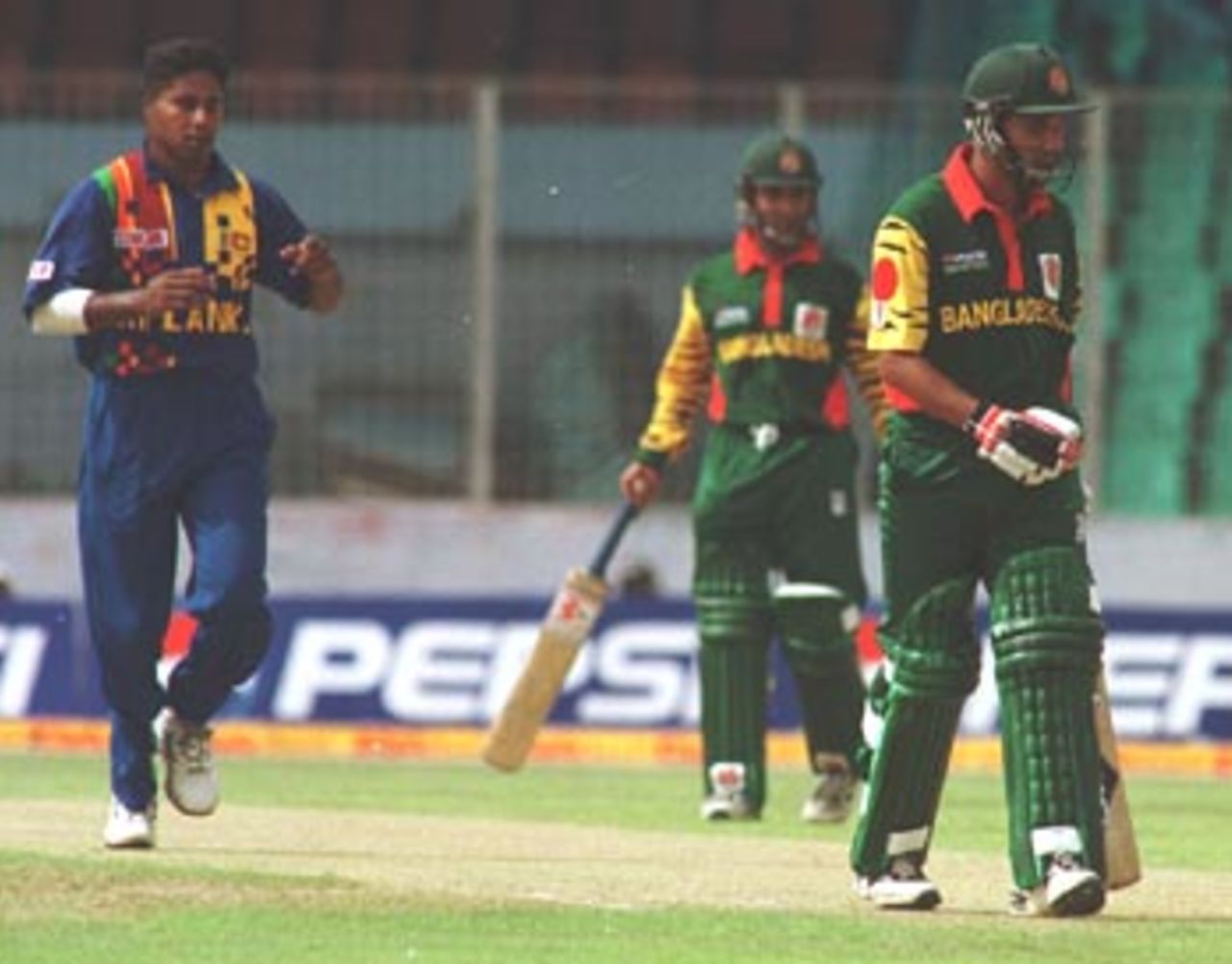Shahriar Hossain departs after being caught by De Silva off the bowling of Vaas, Asia Cup 1999/00, Bangladesh v Sri Lanka, Bangabandhu National Stadium, Dhaka