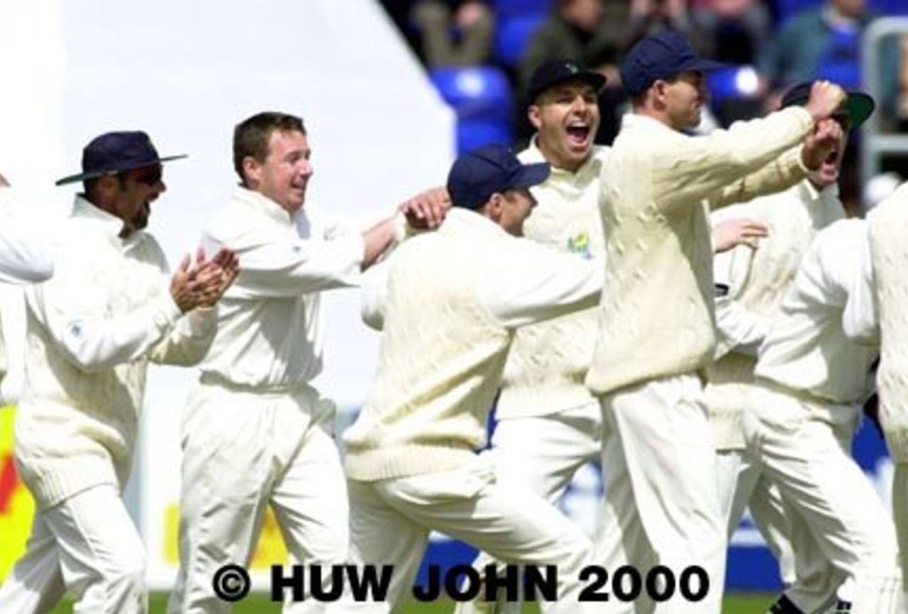 Glamorgan team celebrate, Glamorgan v Surrey at Cardiff, 27th,28th May 2000