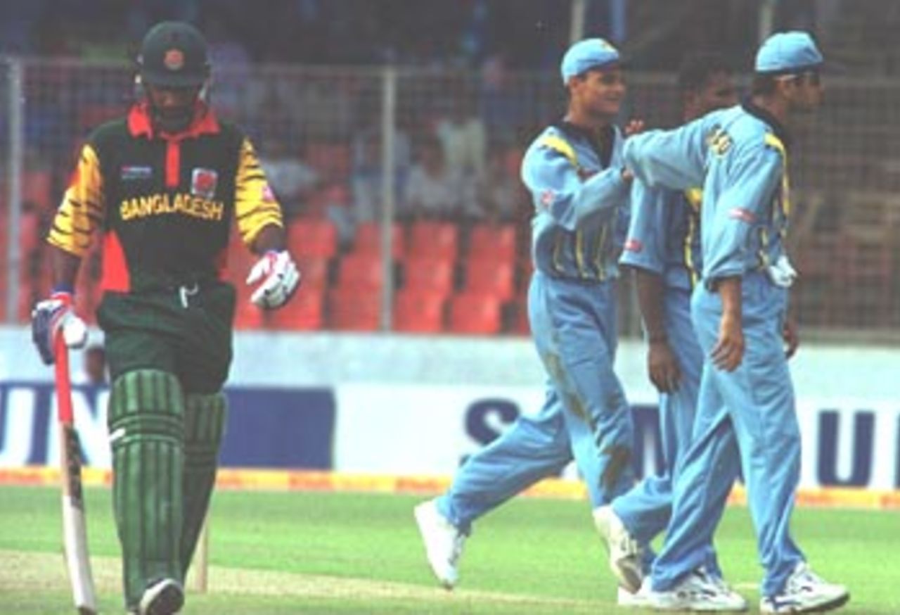 Kumaran being congratulated by teammates, Asia Cup 1999/00, 2nd Match, Bangladesh v India, Bangabandhu National Stadium, Dhaka 30 May 2000