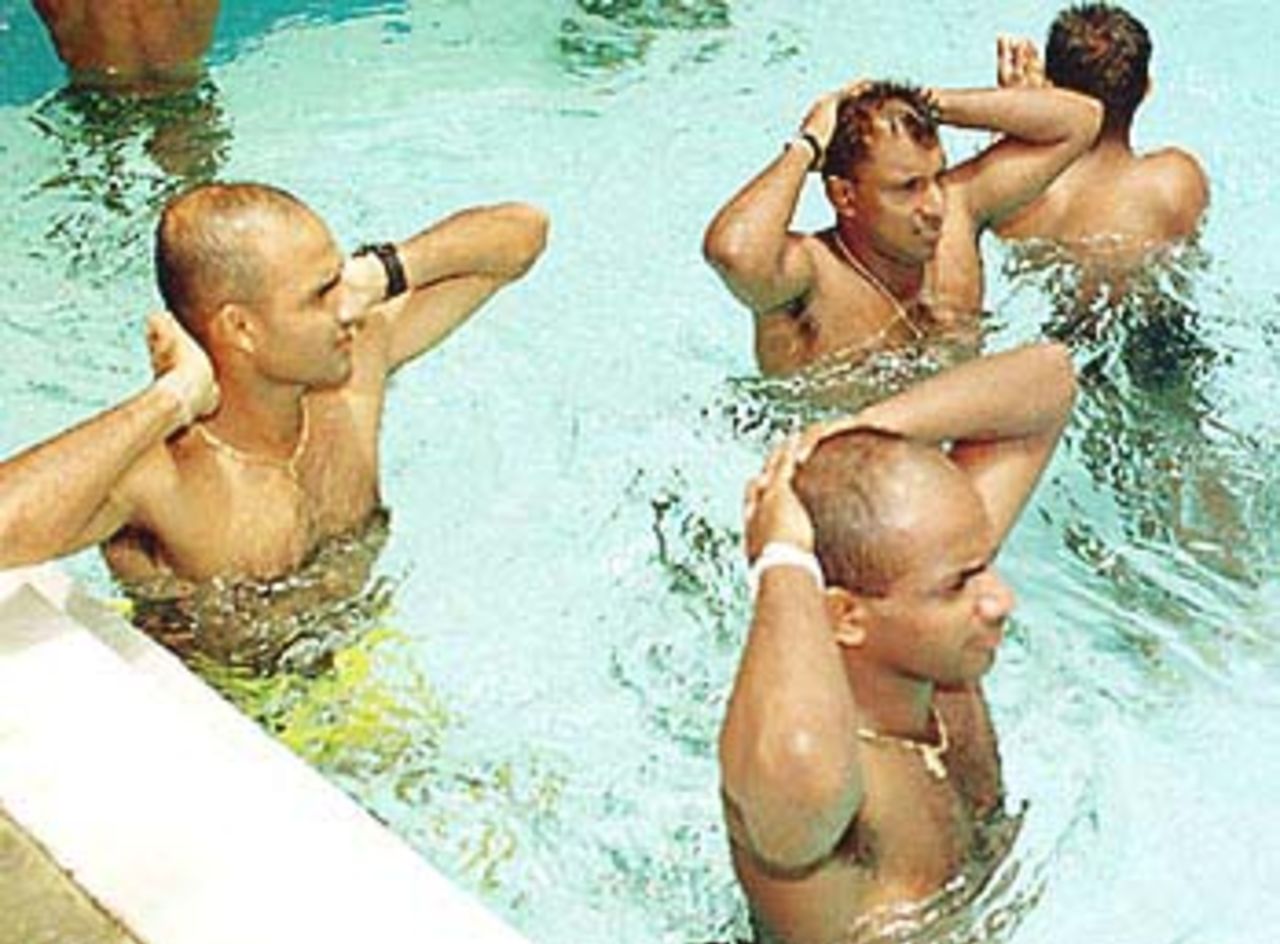 Srilankan cricketers in swimming pool, Asia Cup 1999/00,