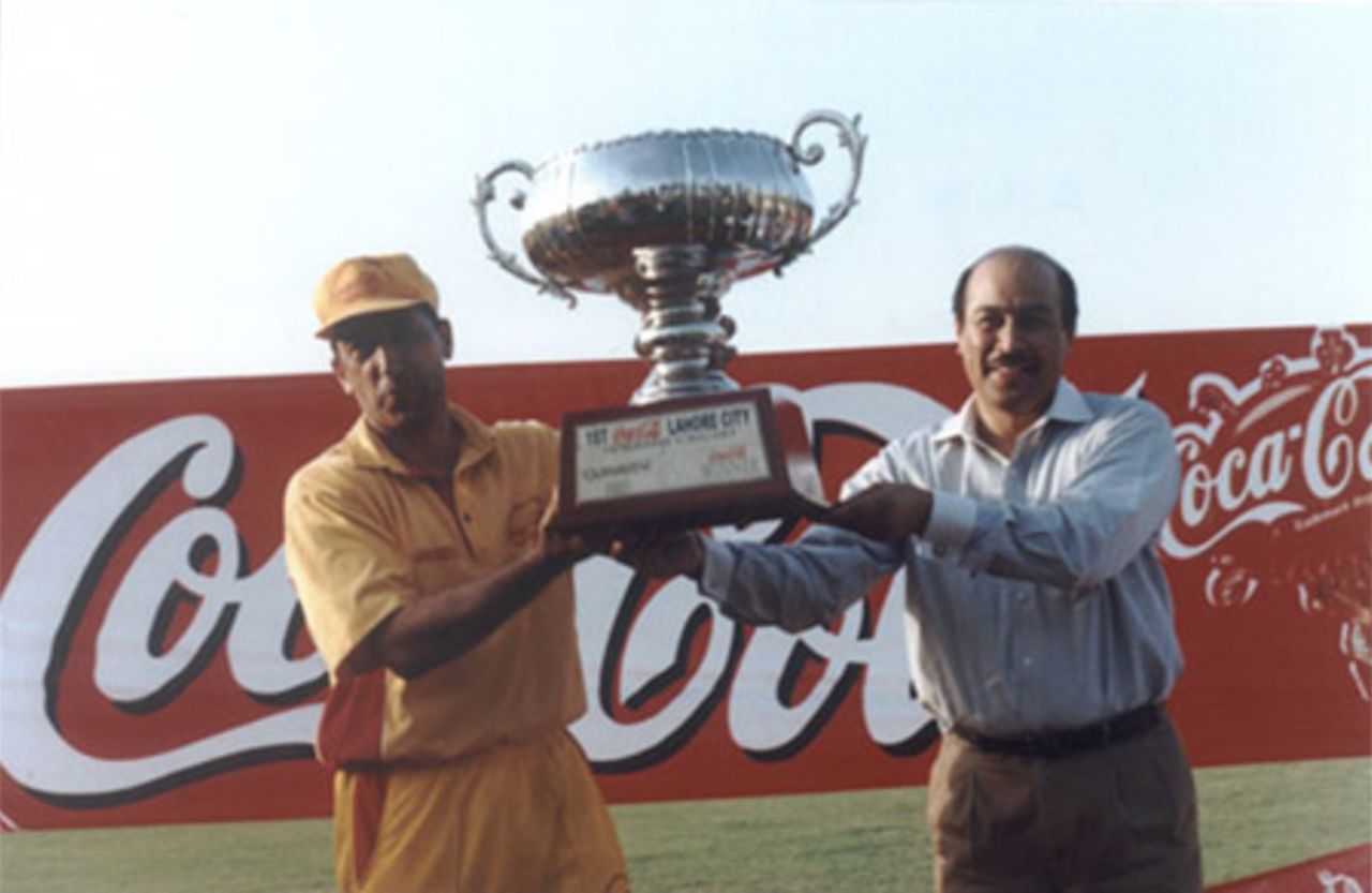 Ashiq Qureshi, captain Lahore Whites, receiving Trophy from Asad Ullah Khan Sherazi, GM Coca Cola Pakistan