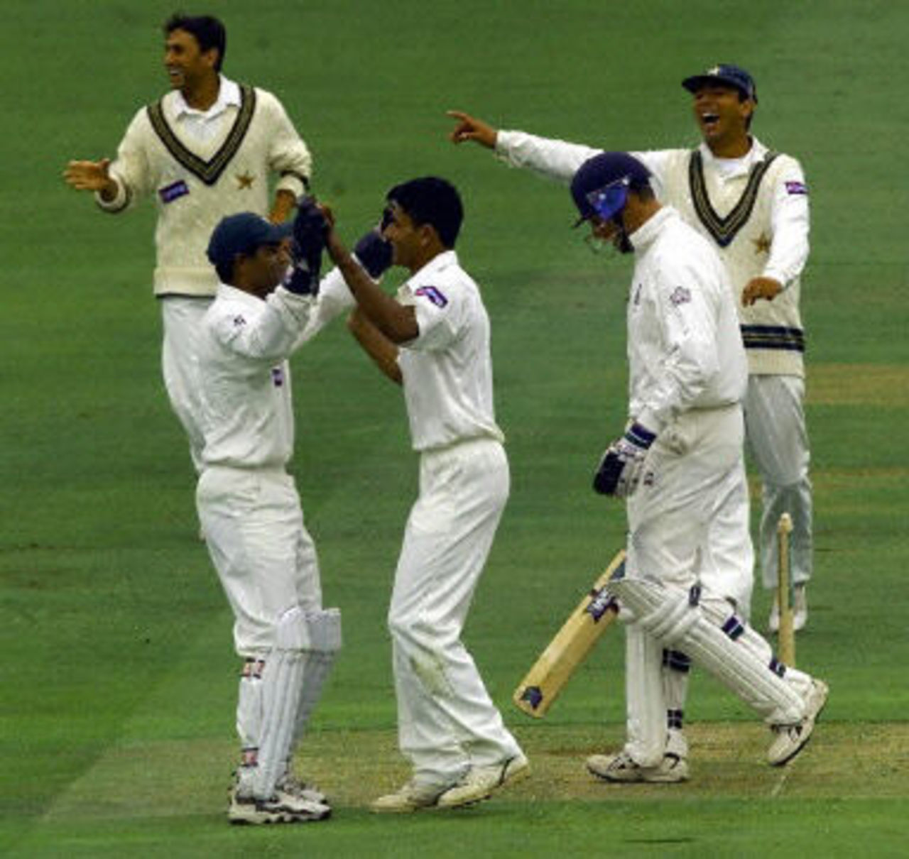 Rashid Latif congratulates Abdur Razzaq, day 2, 1st Test at Lord's, 17-21 May 2001.