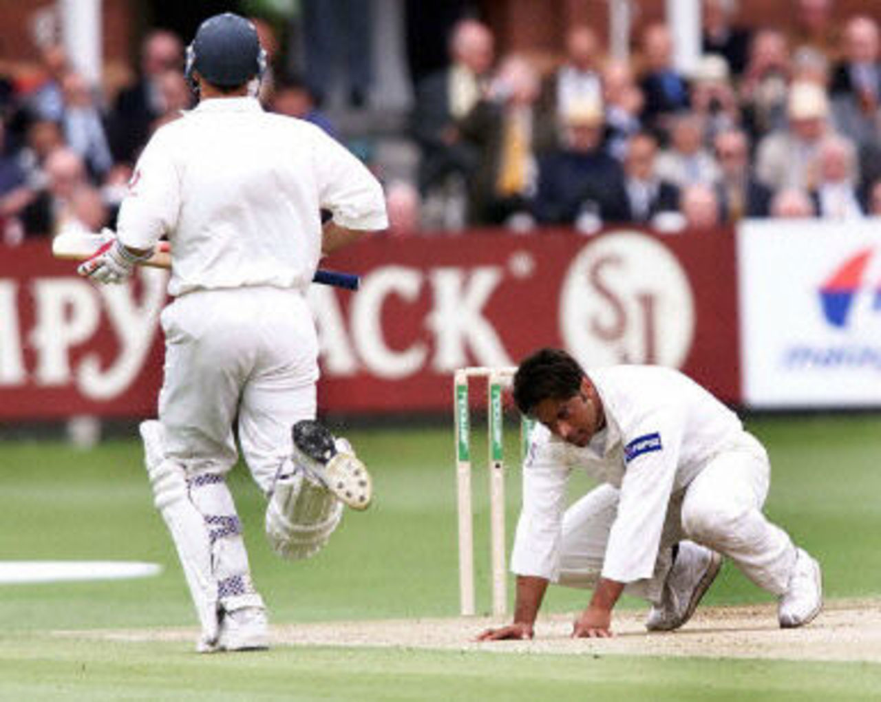 Shoaib Akhtar looks frustrated, day 3, 1st Test at Lord's, 17-21 May 2001.